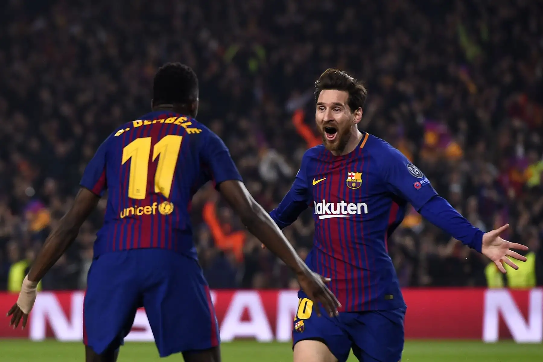 El delantero francés del Barcelona Ousmane Dembele celebra con el delantero argentino Lionel Messi después de anotar un gol en la ronda de dieciséis partidos de fútbol de la UEFA Champions League entre el FC Barcelona y el Chelsea FC en el Camp Nou. Foto: AFP