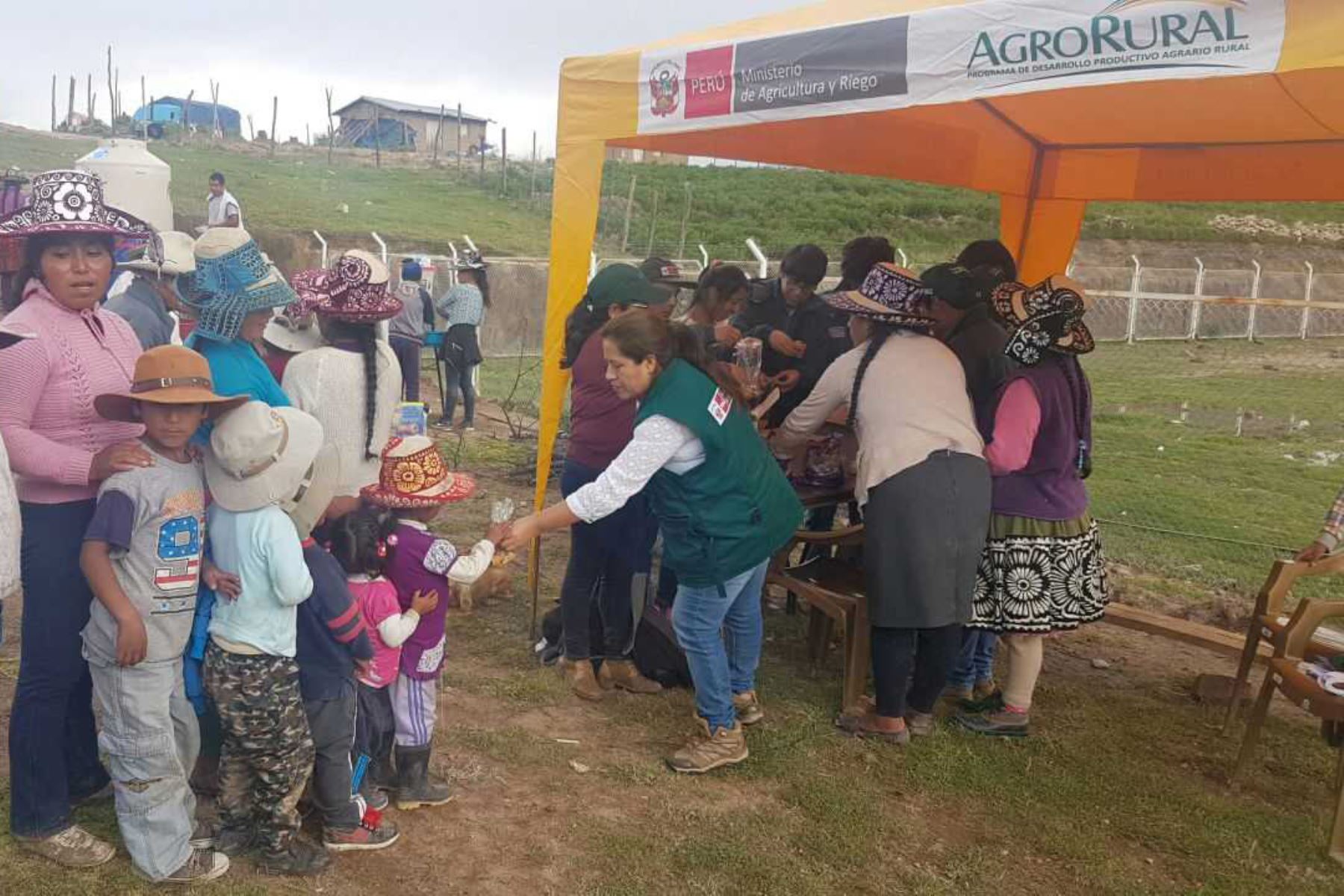 Trabajadores de la Dirección zonal Cusco compartieron alimentos con los pobladores de Llusco que perdieron sus viviendas y terrenos de cultivo debido a una falla geológica que generó también grandes grietas en un área de aproximadamente dos kilómetros.