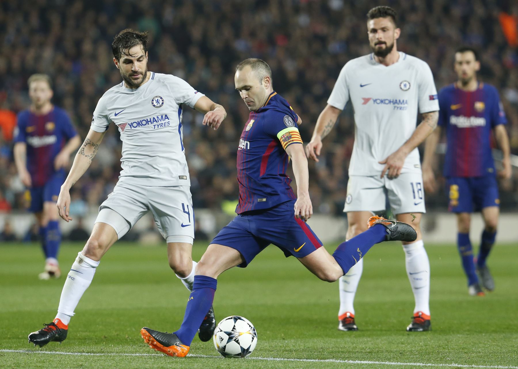 El centrocampista español del Barcelona Andrés Iniesta, disputa el balón con el centrocampista español del Chelsea Cesc Fábregas. Foto: AFP