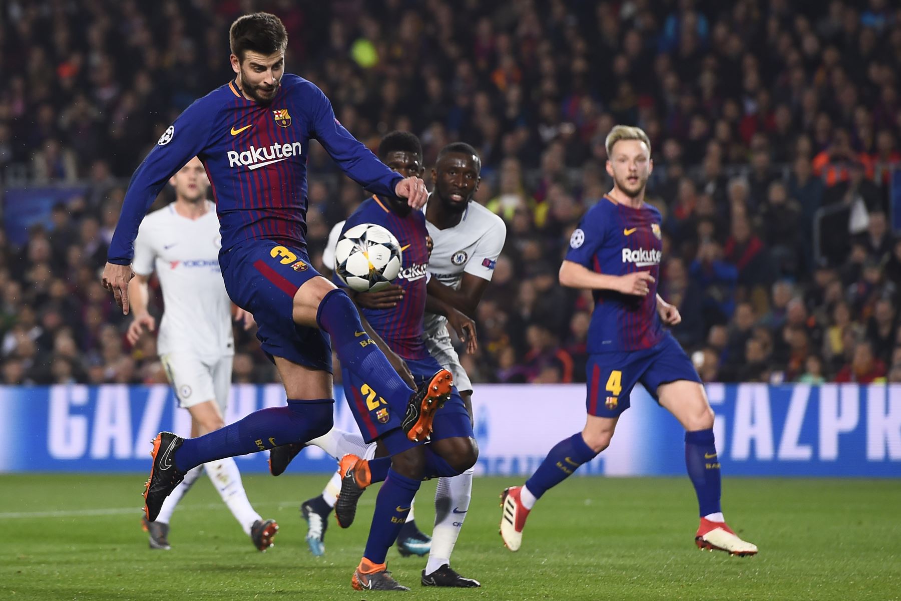 El defensa español del Barcelona Gerard Piqué controla el balón durante el partido contra el Chelsea. Foto: AFP