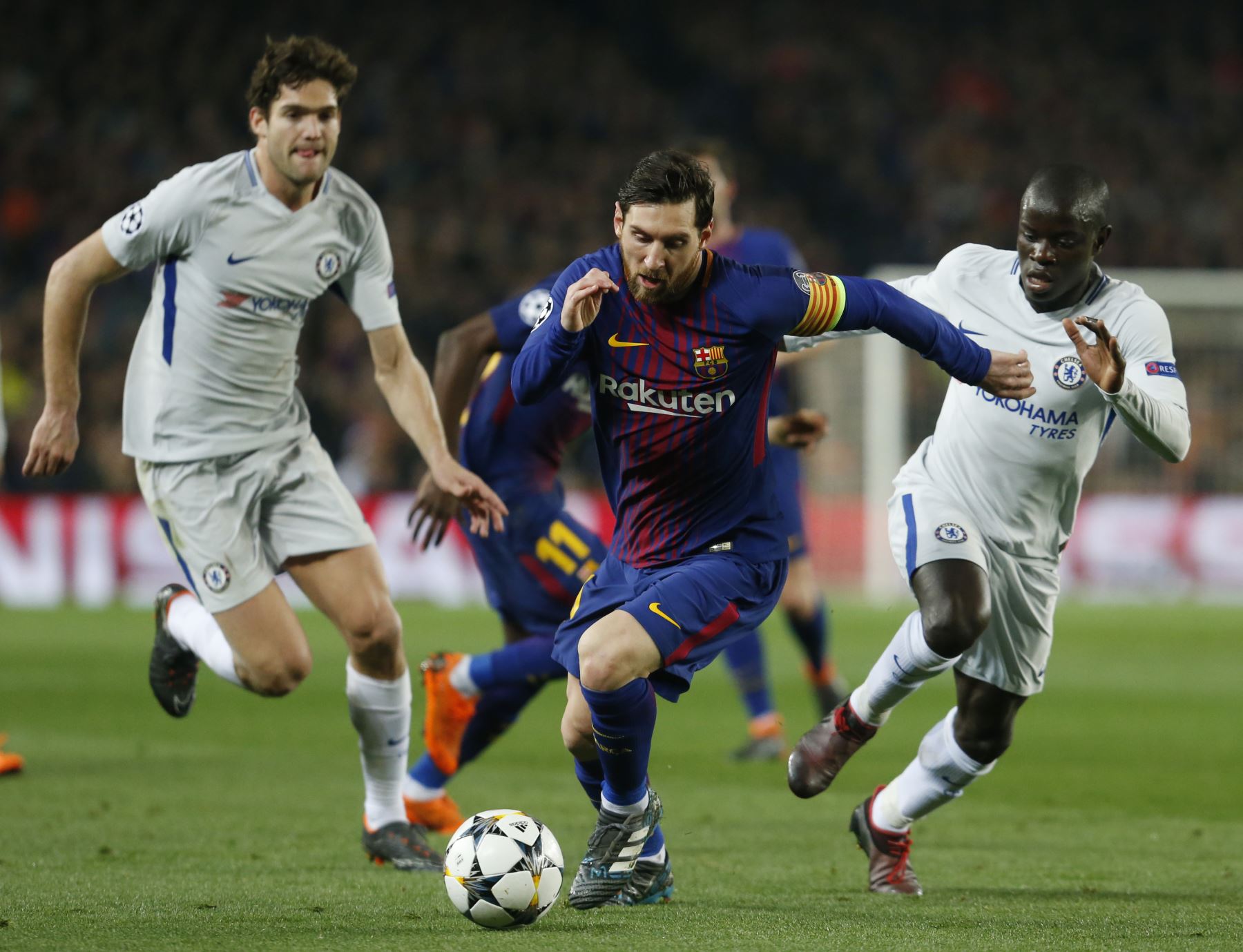 El delantero argentino Lionel Messi disputa el balón con el mediocampista francés Chelsea N