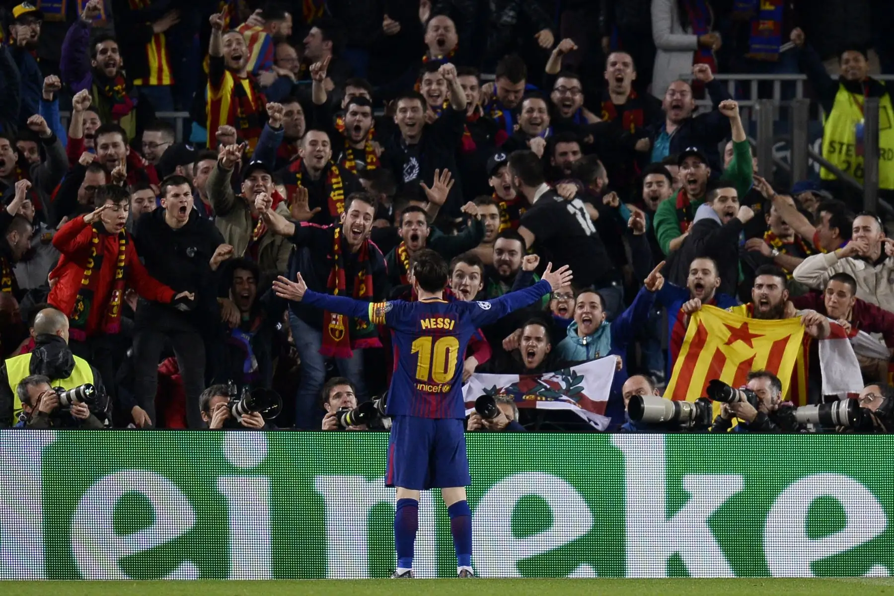 El delantero argentino del Barcelona Lionel Messi celebra el tercer gol de su equipo en la ronda de dieciséis partidos de fútbol de la UEFA Champions League entre el FC Barcelona y el Chelsea FC en el Camp Nou. Foto: AFP