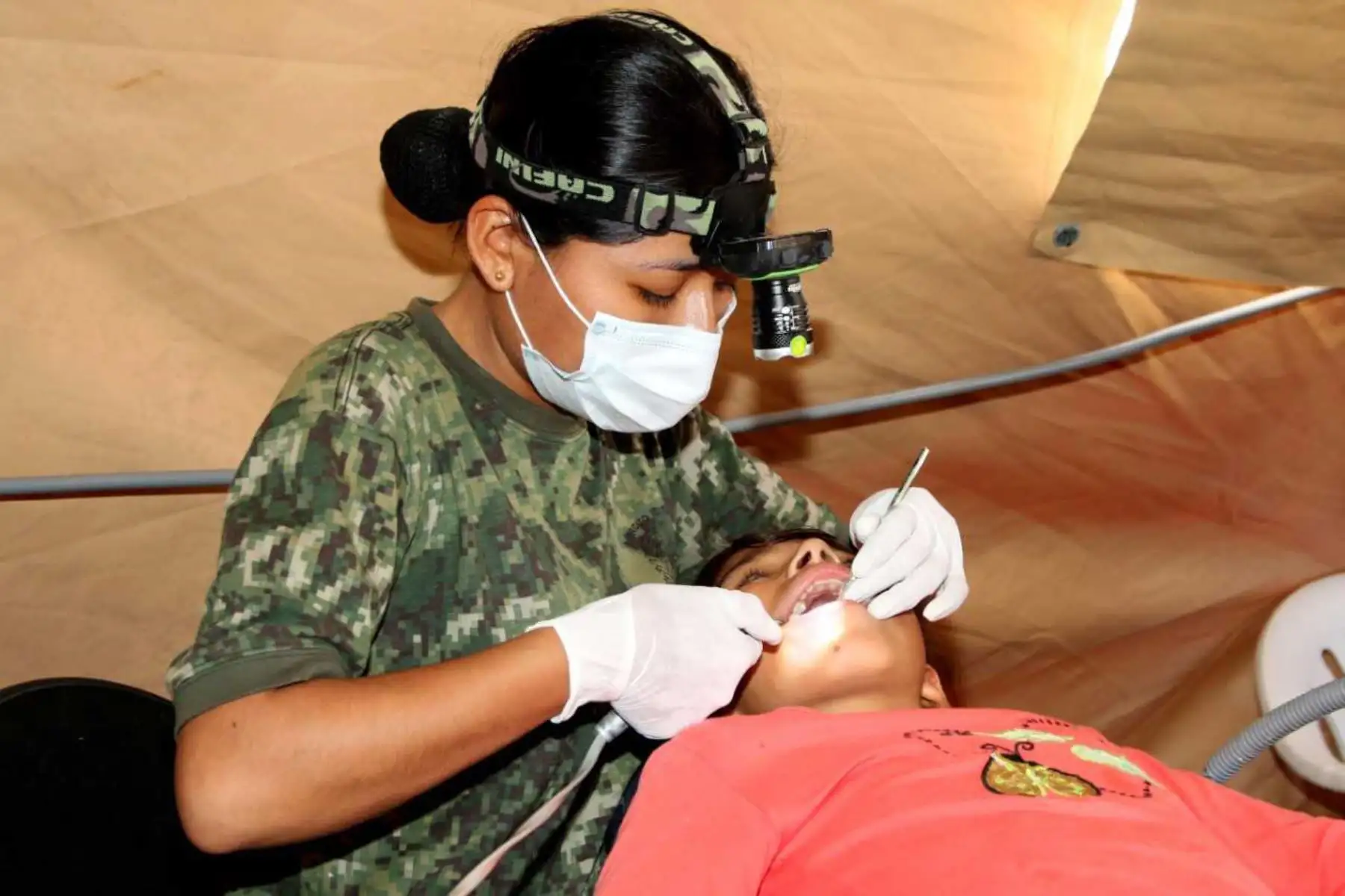 El Comando Conjunto de las Fuerzas Armadas, brindó más de 6,000 atenciones gratuitas, entre médicas y de programas y servicios del Estado, a los pobladores del distrito cusqueño de Villa Virgen, en el Valle de los ríos Apurímac, Ene y Mantaro (Vraem).