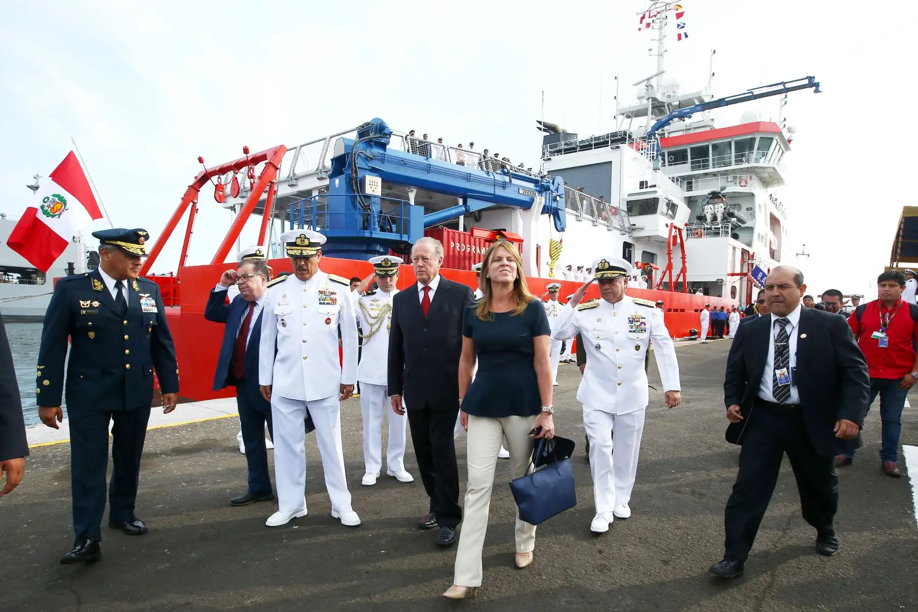 Con la presencia de los ministros de Defensa, Jorge Kisic, y de Relaciones Exteriores, Cayetana Aljovín, reciben al Buque Oceanográfico Polar BAP Carrasco, que retorna tras cumplir con éxito la vigésima quinta campaña científica del Perú a la Antártida. Foto: ANDINA/Melina Mejía.