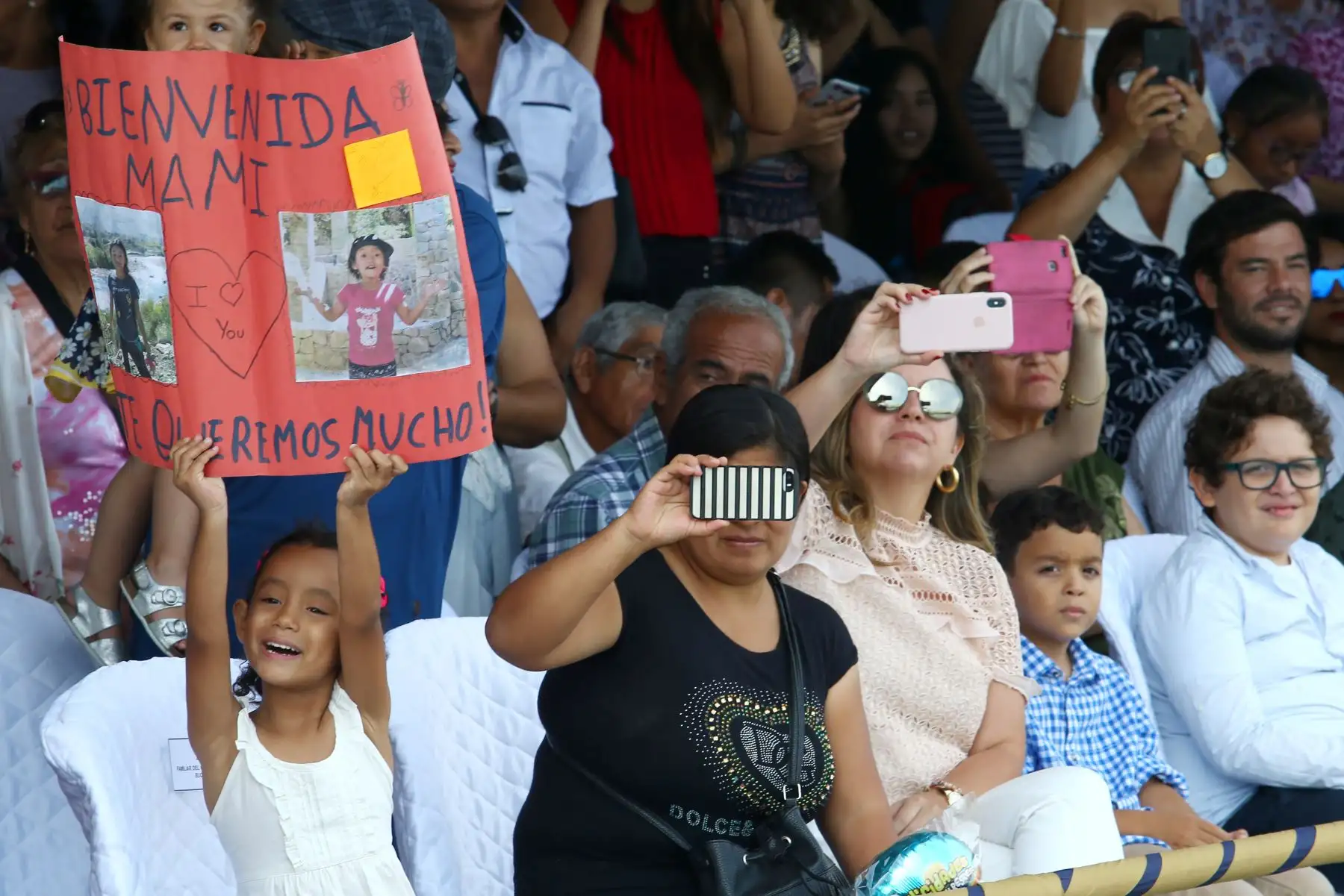 Familiares de la tripulación del Buque Oceanográfico Polar BAP Carrasco reciben con alegría a sus seres queridos, quienes retornan  con éxito de la vigésima quinta campaña científica del Perú a la Antártida. Foto: ANDINA/Melina Mejía.
