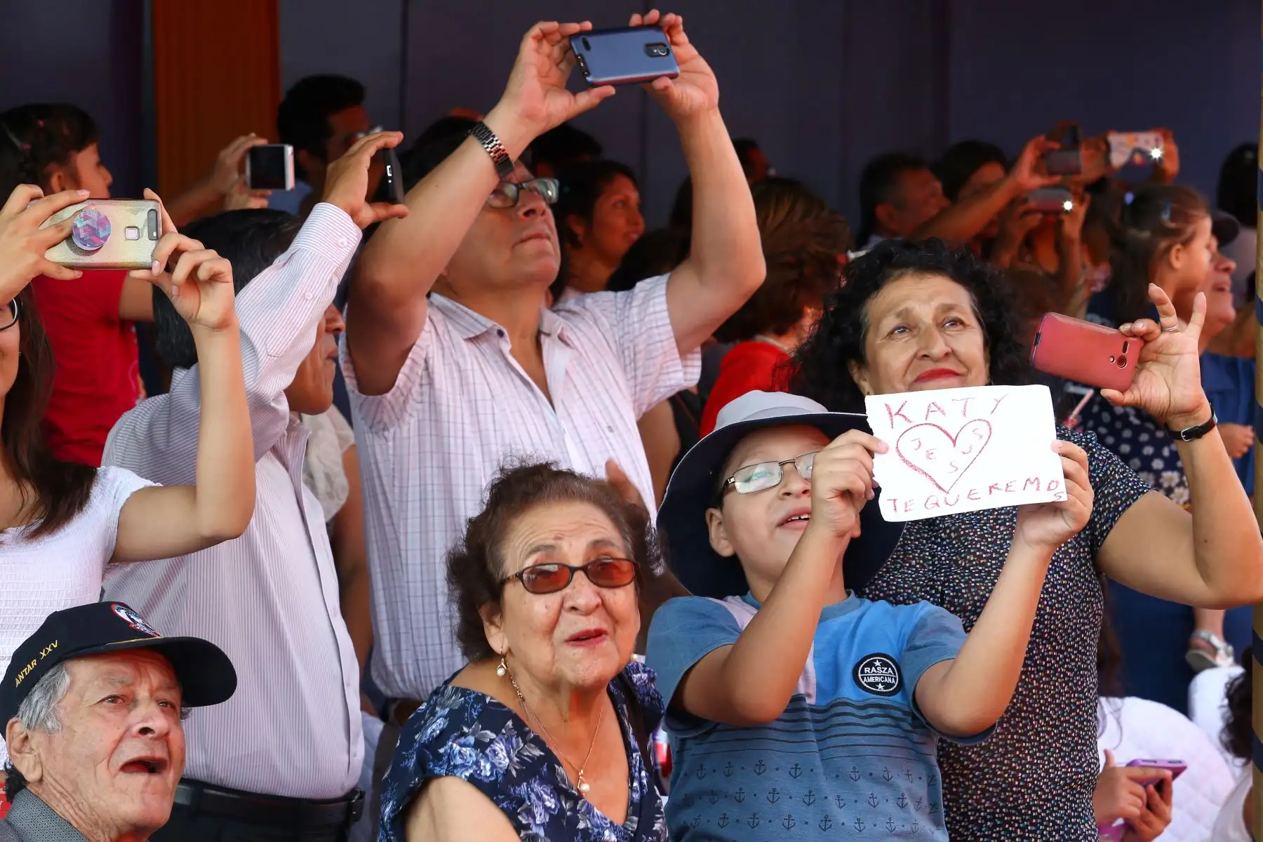 Familiares de la tripulación del Buque Oceanográfico Polar BAP Carrasco reciben con alegría a sus seres queridos, quienes retornan  con éxito de la vigésima quinta campaña científica del Perú a la Antártida. Foto: ANDINA/Melina Mejía.