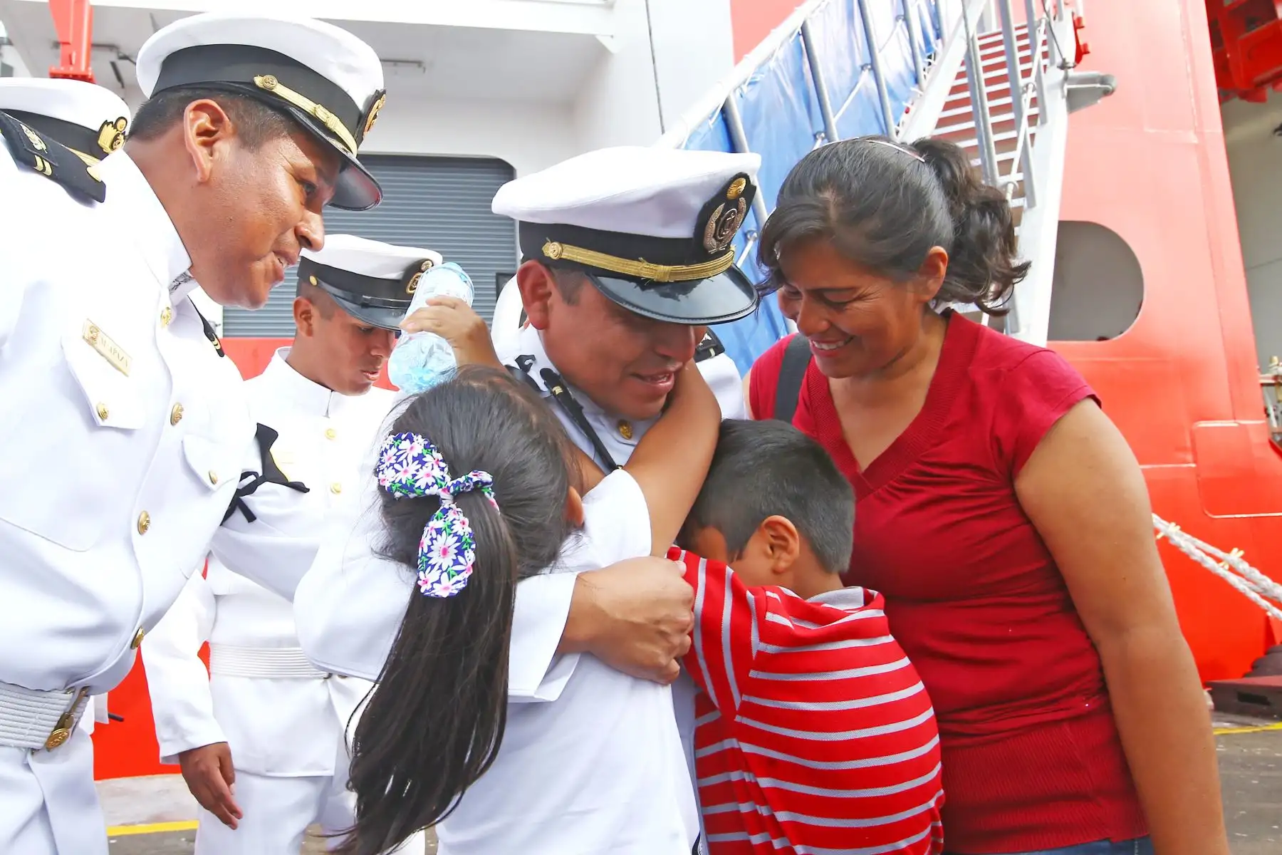 Familiares de la tripulación del Buque Oceanográfico Polar BAP Carrasco reciben con alegría a sus seres queridos, quienes retornan  con éxito de la vigésima quinta campaña científica del Perú a la Antártida. Foto: ANDINA/Melina Mejía.