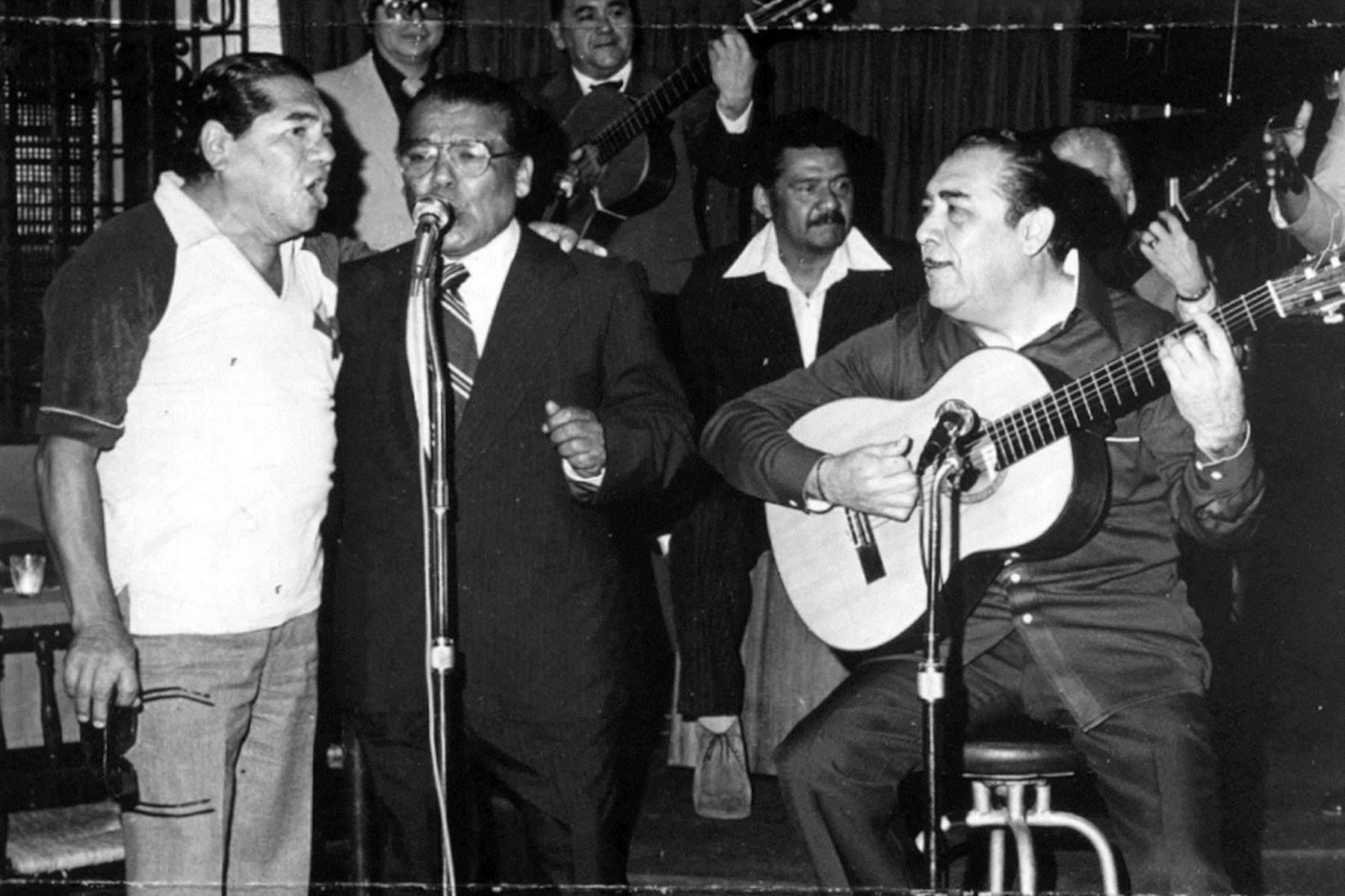El Carreta Jorge Pérez compartió escenarios con Oscar Avilés, entre otros cantantes criollos. Foto: ANDINA/Archivo.