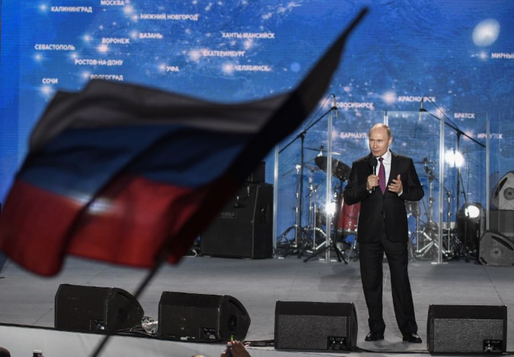 El presidente ruso, Vladimir Putin, se dirige a los partidarios durante una manifestación para celebrar el cuarto aniversario de la anexión de Crimea en Rusia. Foto: AFP