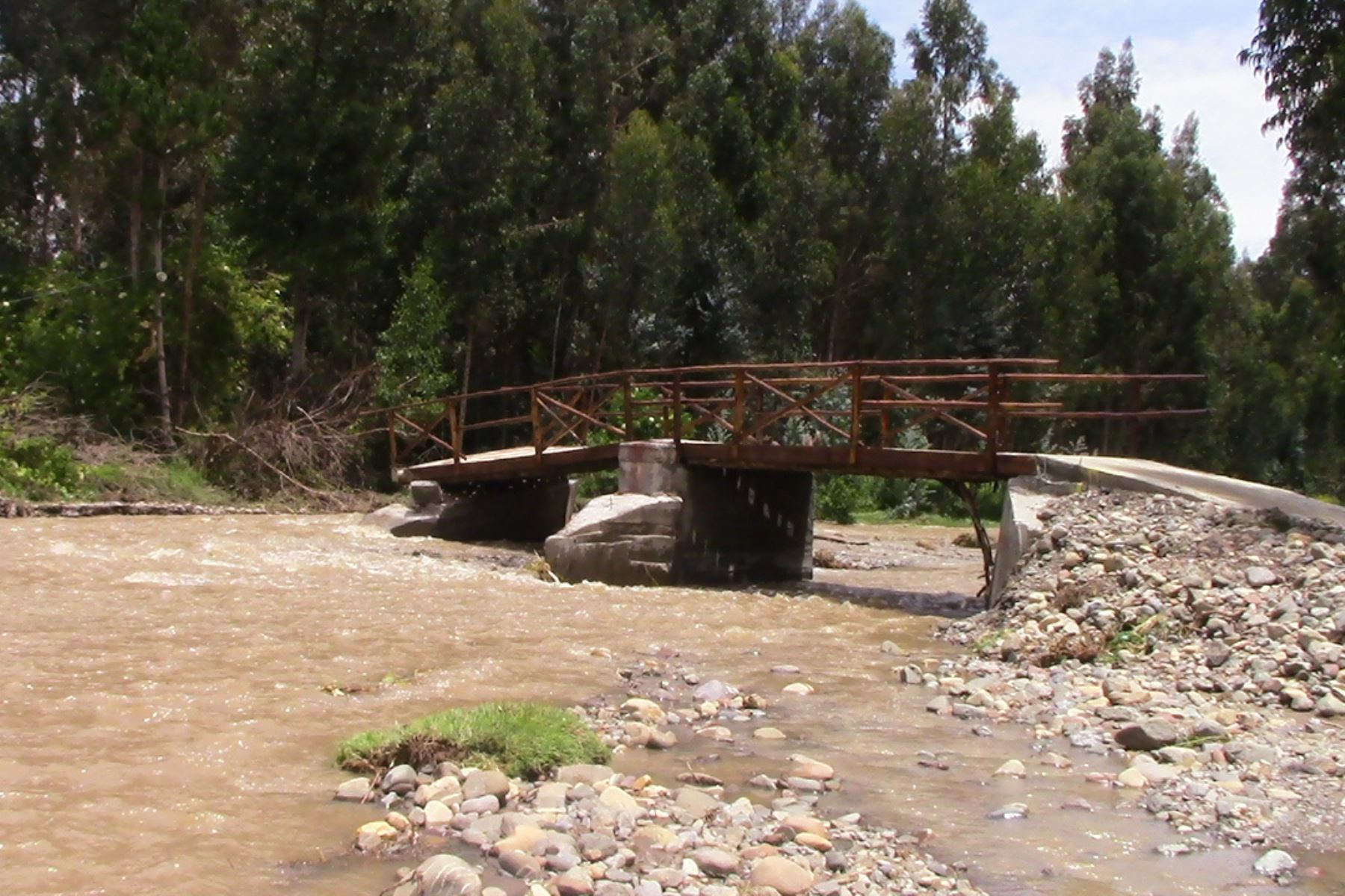 Puente artesanal de Pucará colapsa a causa de crecida de río Raquina, en Huancayo, Junín. ANDINA/Pedro Tinoco