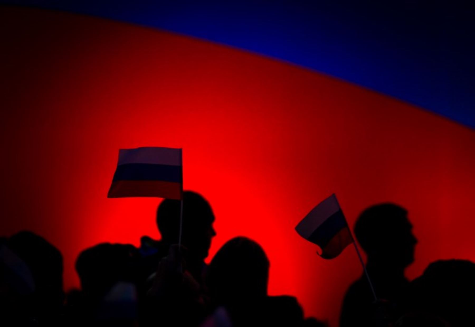 Partidarios del presidente ruso, Vladimir Putin, asisten a una manifestación para celebrar el cuarto aniversario de la anexión rusa de Crimea, en la plaza Nakhimov. Foto: AFP.
