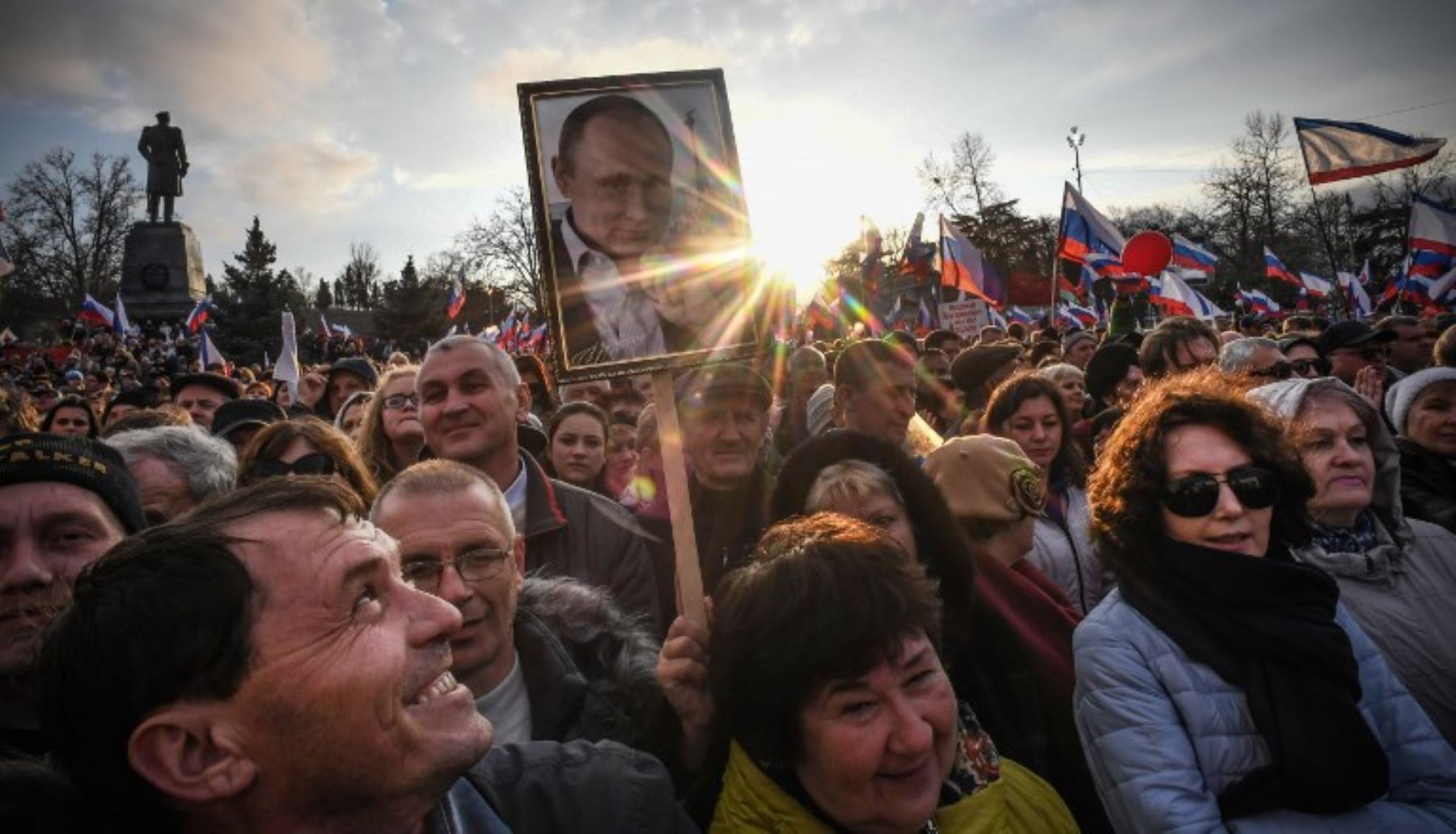 Partidarios del presidente ruso, Vladimir Putin, se reúnen en una manifestación para celebrar el cuarto aniversario de la anexión rusa de Crimea, en la plaza Nakhimov. Foto: AFP.