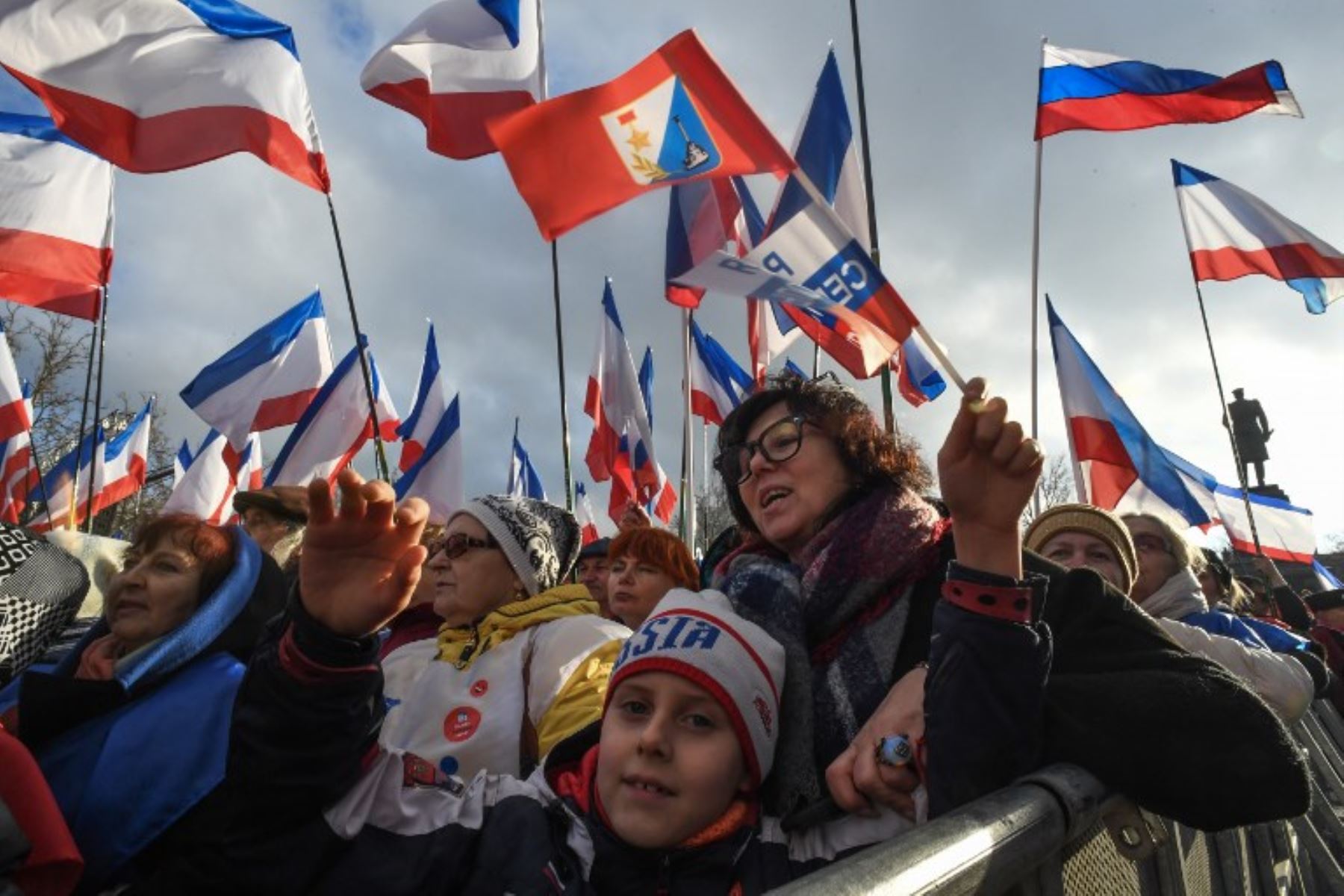 Banderas flamean durante manifestación por el cuarto aniversario de la anexión rusa de Crimea, en la plaza Nakhimov, de Sevastopol. Foto: AFP.