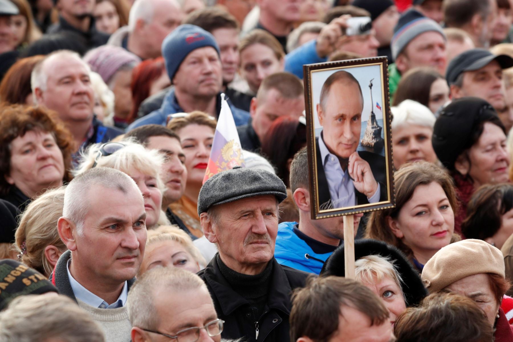 Simpatizantes del presidente ruso, Vladimir Putin, escuchan su discurso en la celebración del cuarto aniversario de la anexión de Crimea a Rusia. Foto: EFE.
