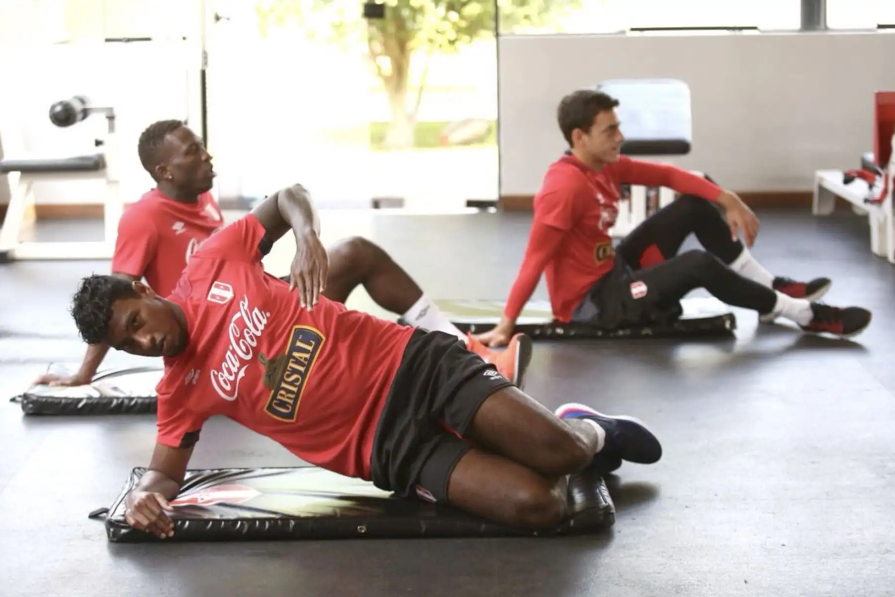 Luis Advíncula, Miguel Araujo y Alejandro Duarte, entrena con la selección peruana.Foto:ANDINA/Twiter FPF