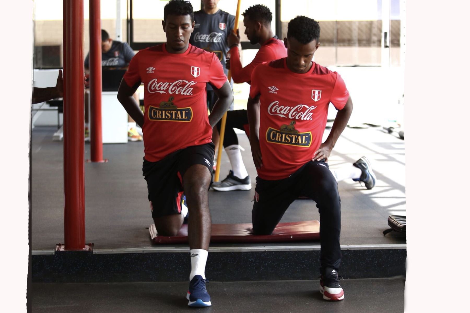 Miguel Araujo y Nilson Loyola, durante los entrenamientos de la selección peruana. Foto:ANDINA/Twiter FPF