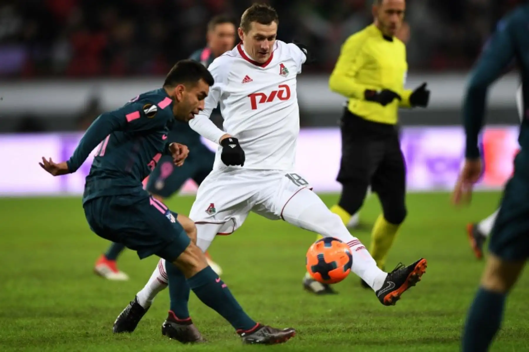 El delantero argentino del Atlético de Madrid Angel Correa y el centrocampista del Lokomotiv Alexander Kolomeitsev durante  octavos de final de la UEFA Europa League. Foto:AFP