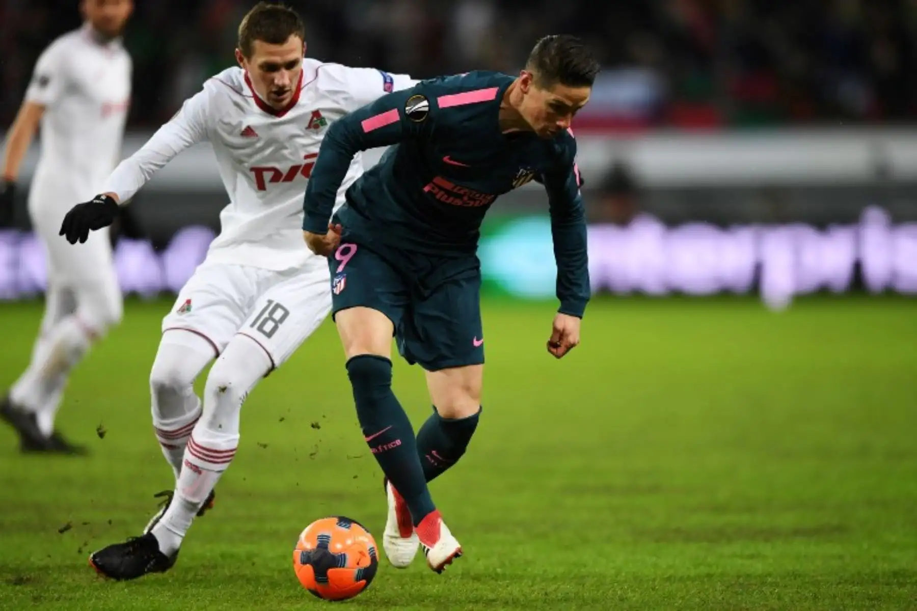 El centrocampista del Lokomotiv, Alexander Kolomeitsev y el delantero español del Atlético de Madrid, Fernando Torres compiten por el balón durante el partido de la ronda de octavos de final de la UEFA .Foto:AFP