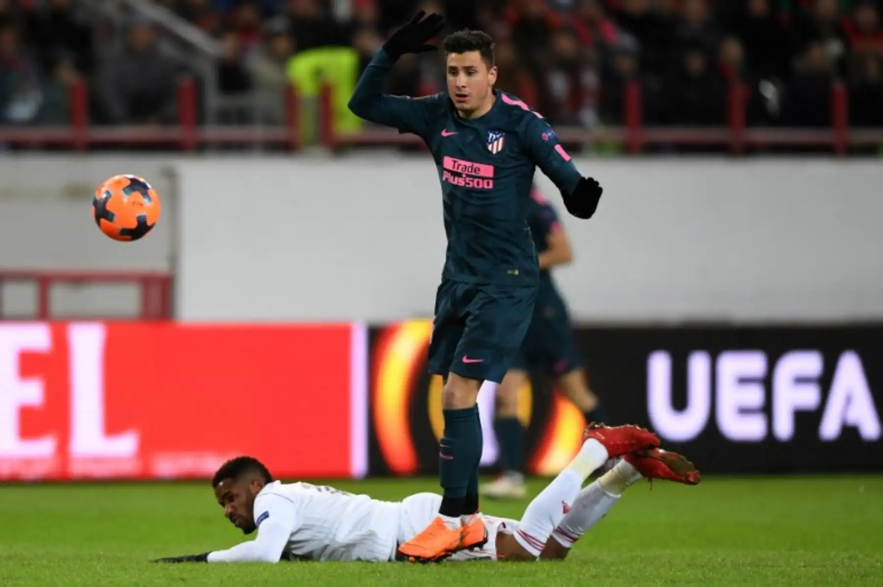El delantero del Lokomotiv, Jefferson Farfan,   durante la ronda de octavos de final de la UEFA Europa League contra Atlético de Madrid. Foto:AFP