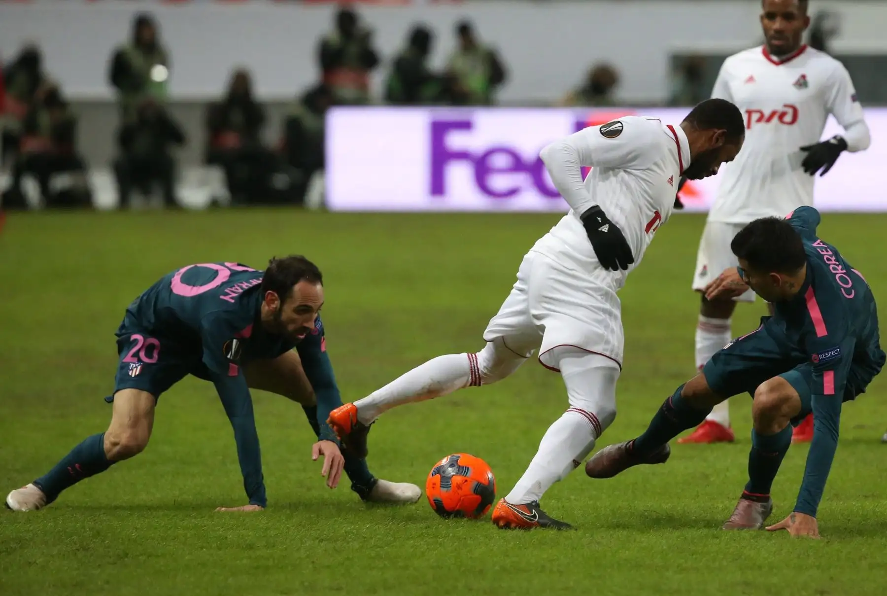 Manuel Fernandes del Lokomotiv pelea por el control del balón con los jugadores del Atlético de Madrid Ángel Correa y Juan Fran, durante el partido de los octavos de final de la Liga Europa. Foto:EFE