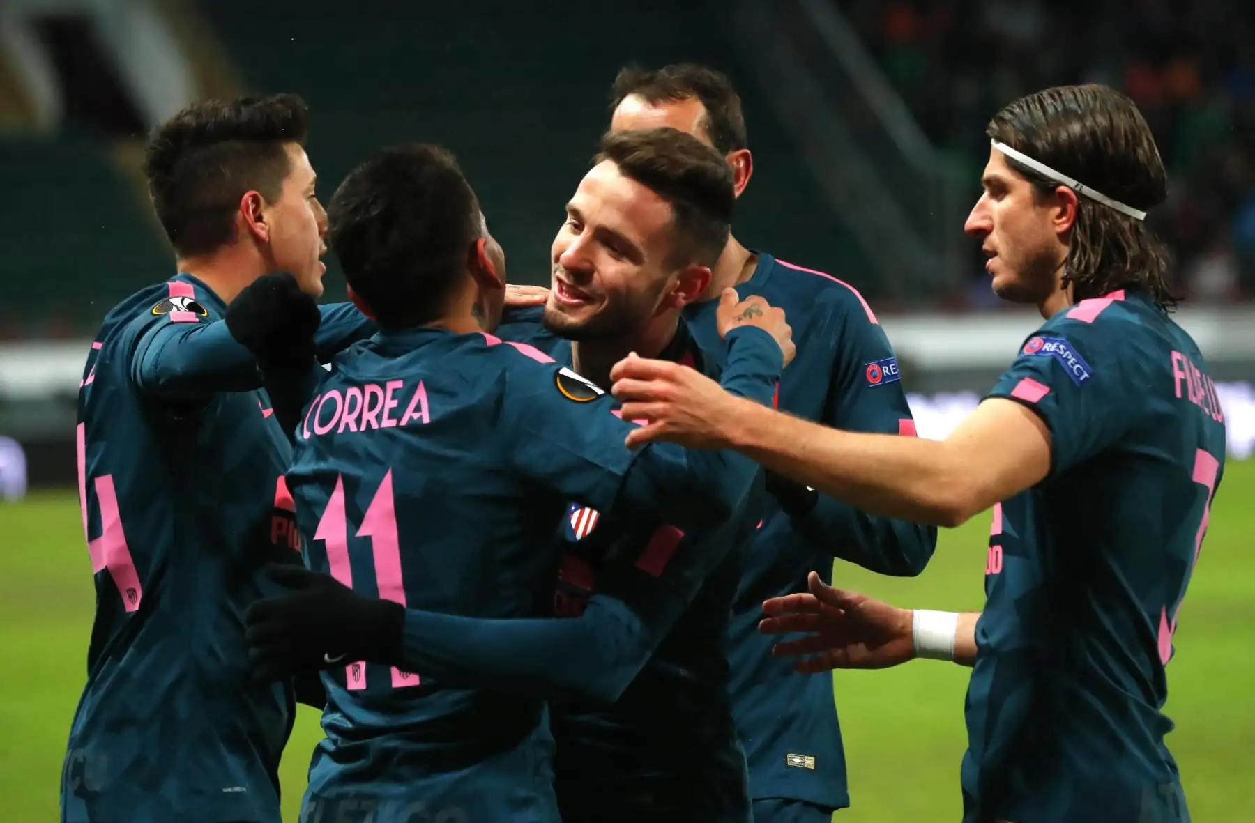 El jugador del Atlético de Madrid, Ángel Correa , celebra con sus compañeros el gol conseguido ante el Lokomotiv de Moscú. Foto:EFE