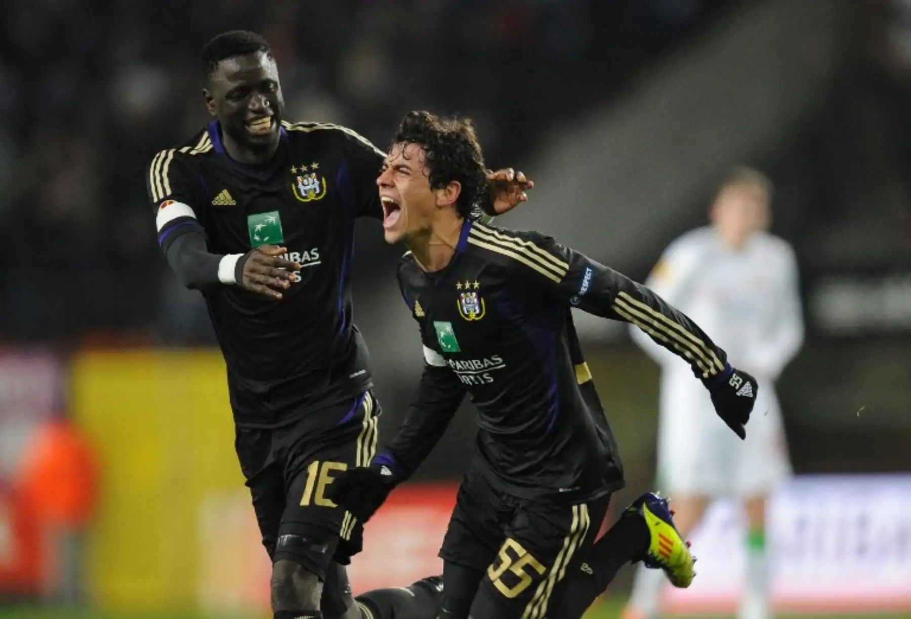 El delantero  Fernando Canesin  celebra un gol contra Locomotiv durante su partido de fútbol de la UEFA Europa League. Foto:AFP