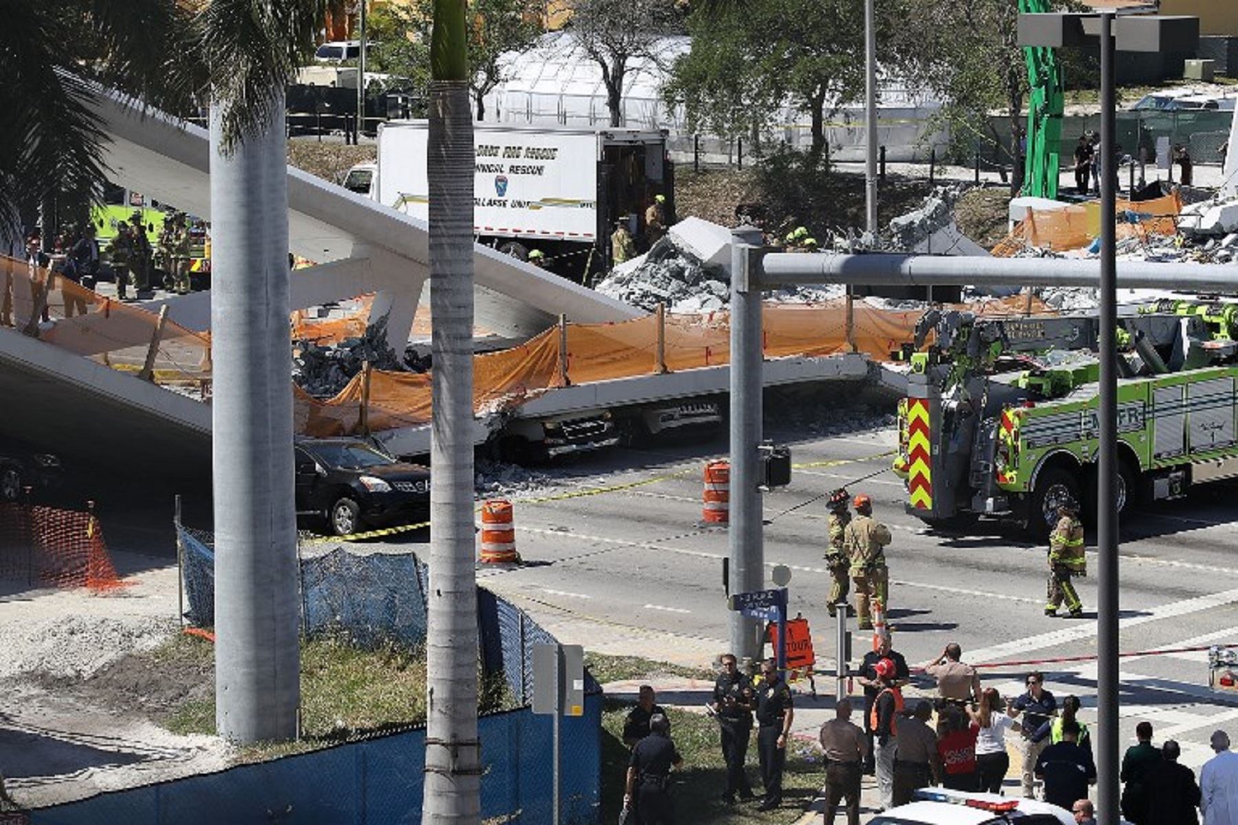 Colapsa puente en Miami Foto: AFP