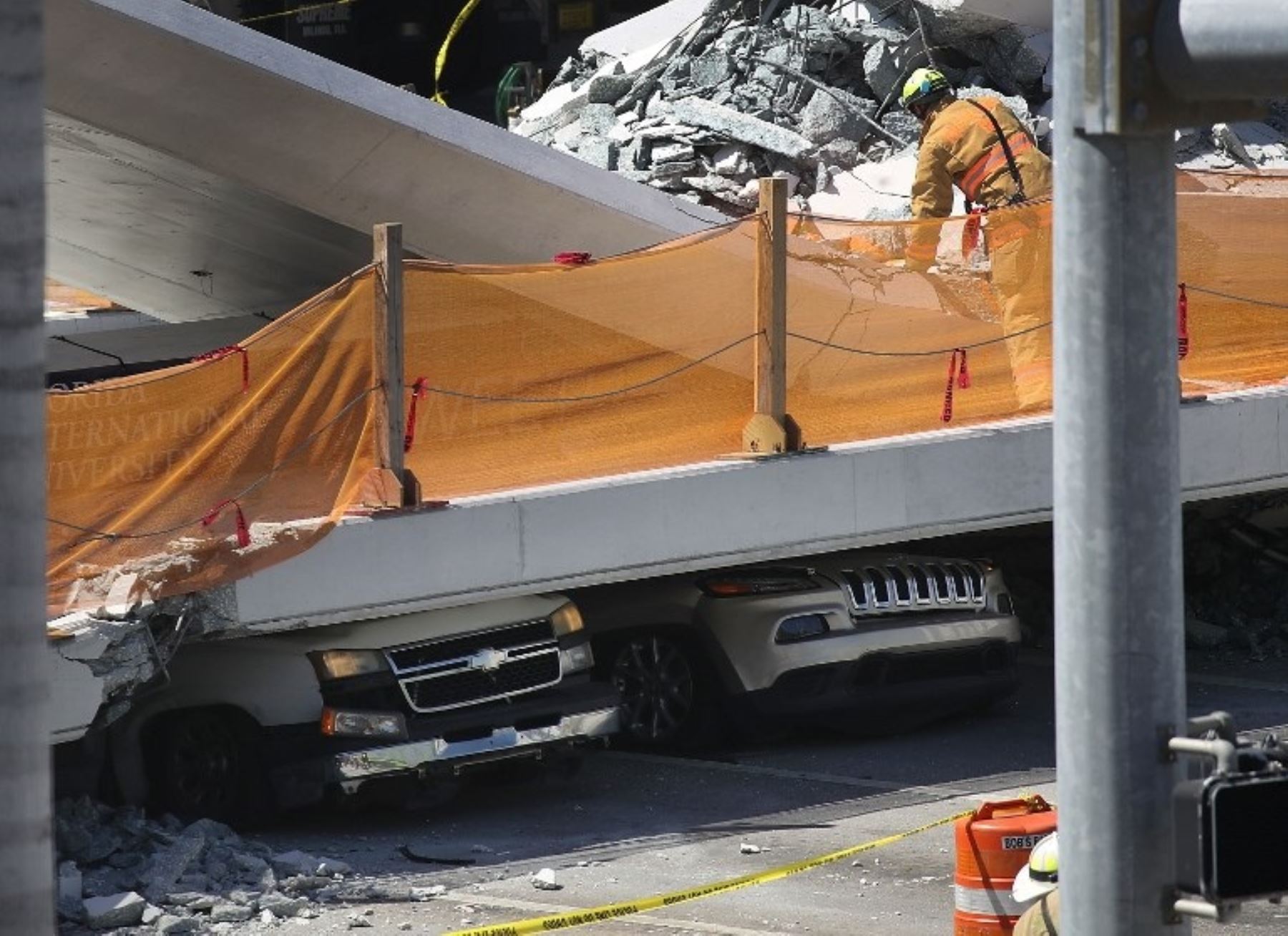 Cae puente peatonal en Miami Foto: AFP