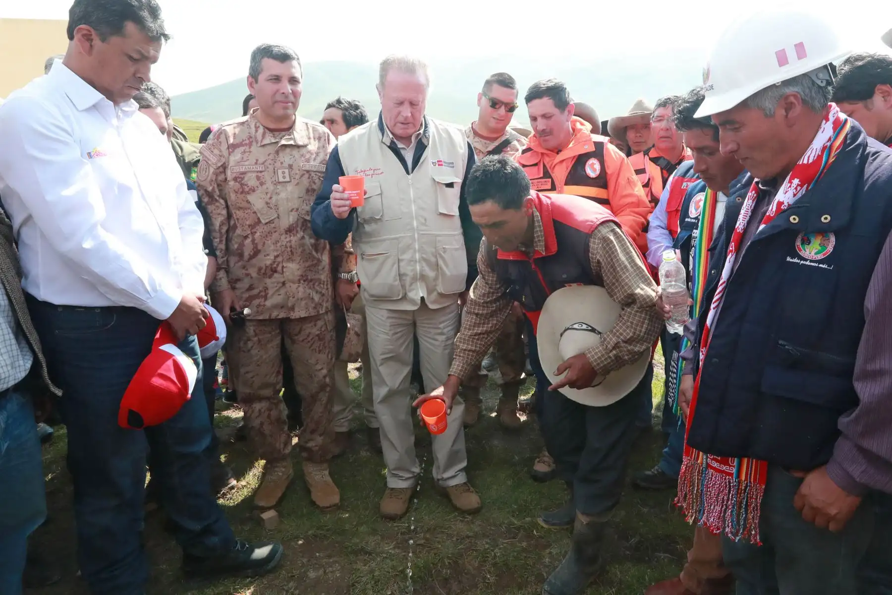 Ministro de Defensa, Jorge Kisic, visita la comunidad de Lluto, afectada por deslizamientos, en Cusco. Foto: ANDINA/ Carlos Lezama.
