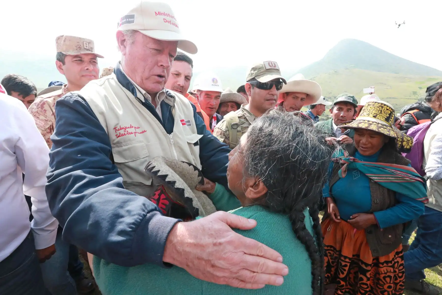 Ministro de Defensa, Jorge Kisic, visita la comunidad de Lluto, afectada por deslizamientos, en Cusco. Foto: ANDINA/ Carlos Lezama.