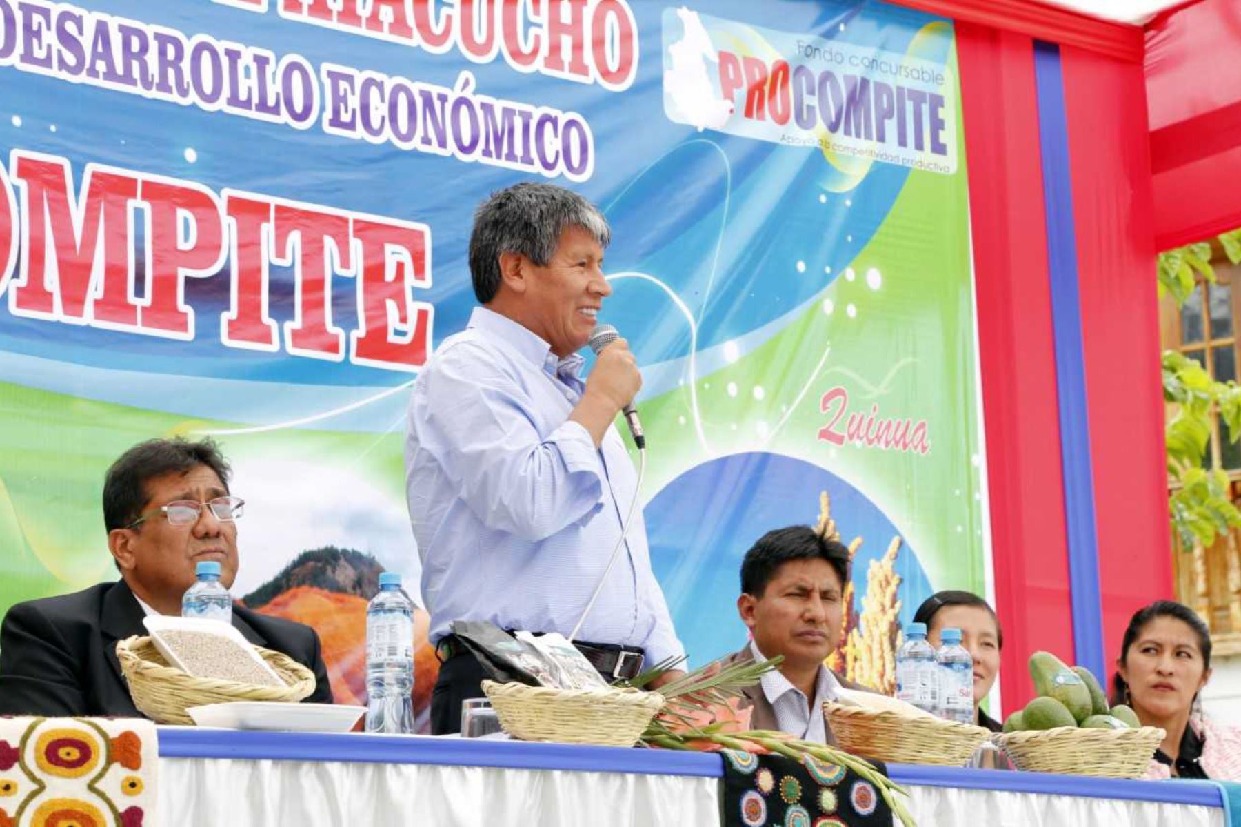 Con la finalidad de apoyar la competitividad productiva mediante el desarrollo, el gobernador regional de Ayacucho, Wilfredo Oscorima Núñez, entregó maquinarias y bienes a los ganadores de Procompite de las cadenas productivas de quinua, lácteos y artesanía.
