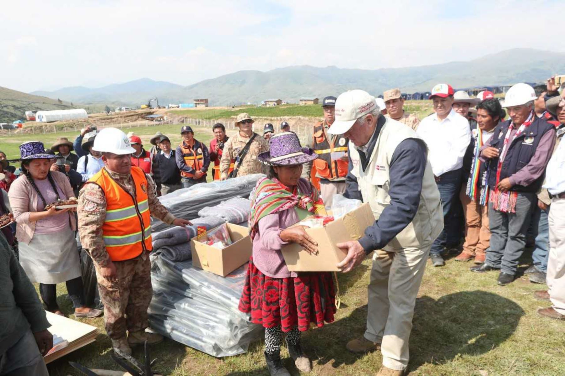 El ministro de Defensa, Jorge Kisic Wagner, visitó la comunidad campesina de Lutto Kututo, en el distrito de Llusco, provincia cusqueña de Chumbivilcas, donde constató el trabajo multisectorial coordinado por el Instituto Nacional de Defensa Civil (Indeci) en beneficio de la población damnificada por las enormes grietas producto de los deslizamientos de tierra.