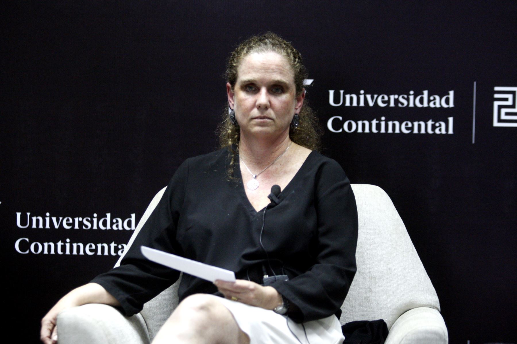 Ministra de Economía, Claudia Cooper participa en el debate, denominado " Asegurando el crecimiento económico en medio de la turbulencia política" en la escuela de posgrado de la Universidad Continental. FOTO ANDINA/Eddy Ramos.