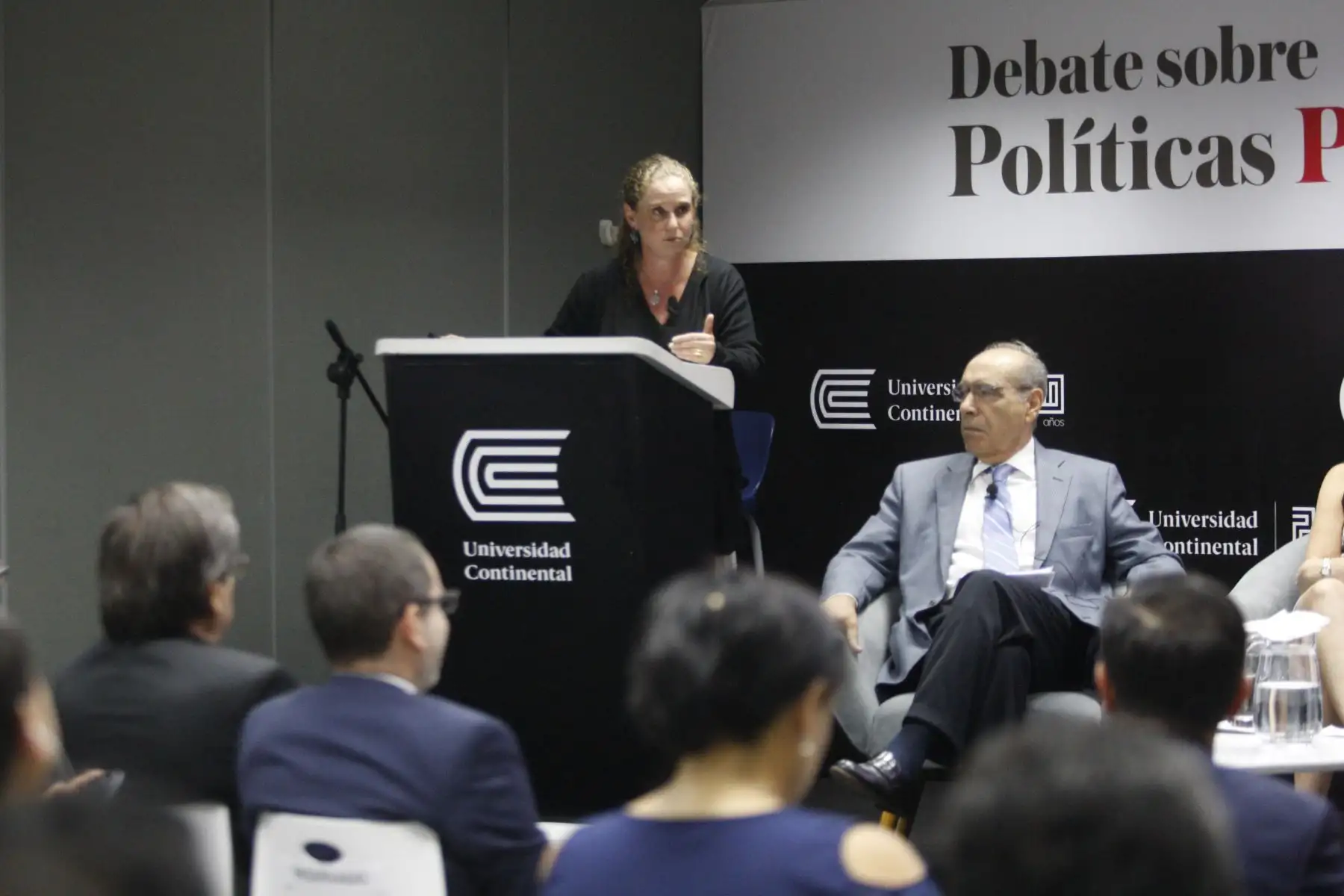 Ministra de Economía, Claudia Cooper participa en el debate, denominado " Asegurando el crecimiento económico en medio de la turbulencia política" en la escuela de posgrado de la Universidad Continental. FOTO ANDINA/Eddy Ramos.