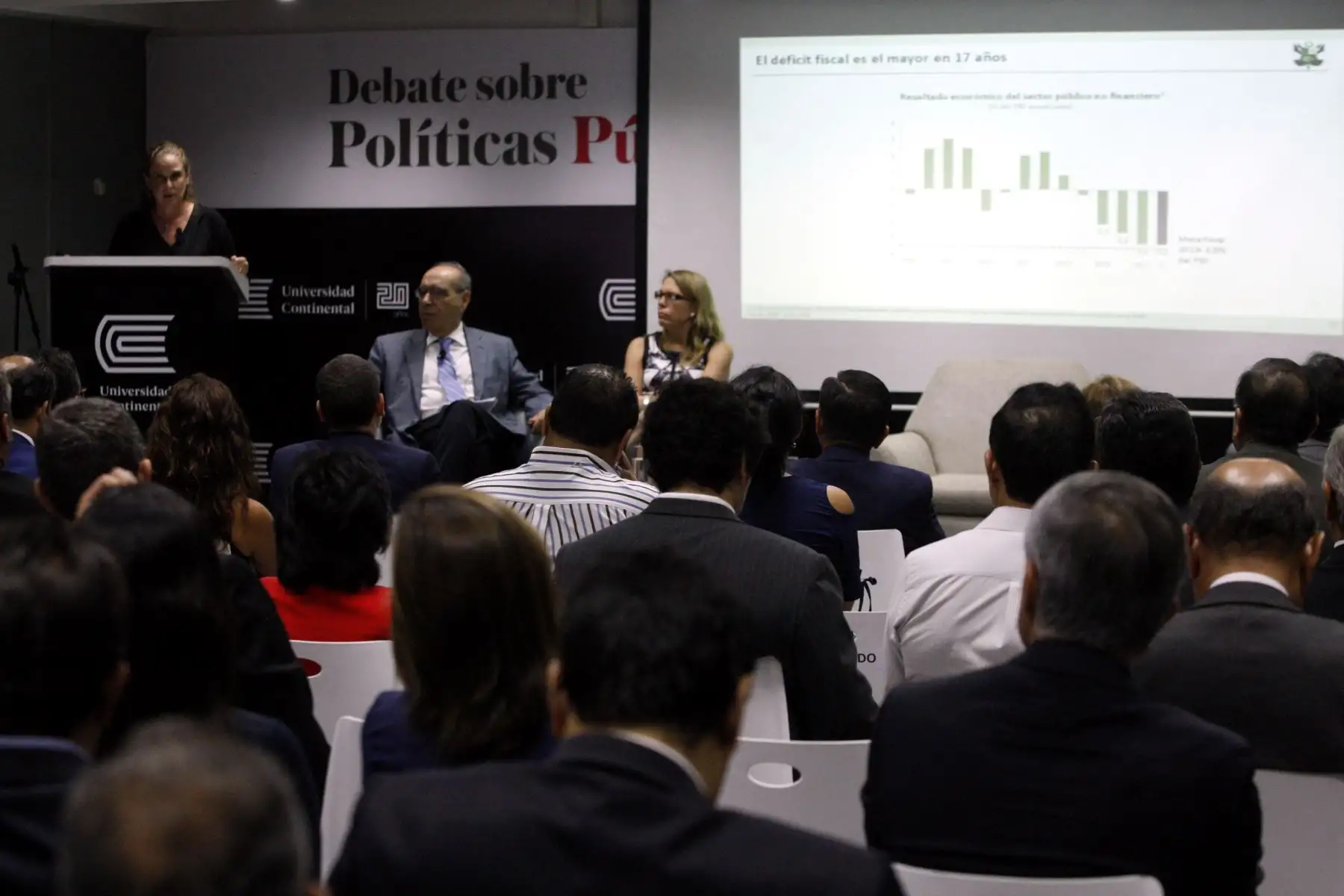 Ministra de Economía, Claudia Cooper participa en el debate, denominado " Asegurando el crecimiento económico en medio de la turbulencia política" en la escuela de posgrado de la Universidad Continental. FOTO ANDINA/Eddy Ramos.
