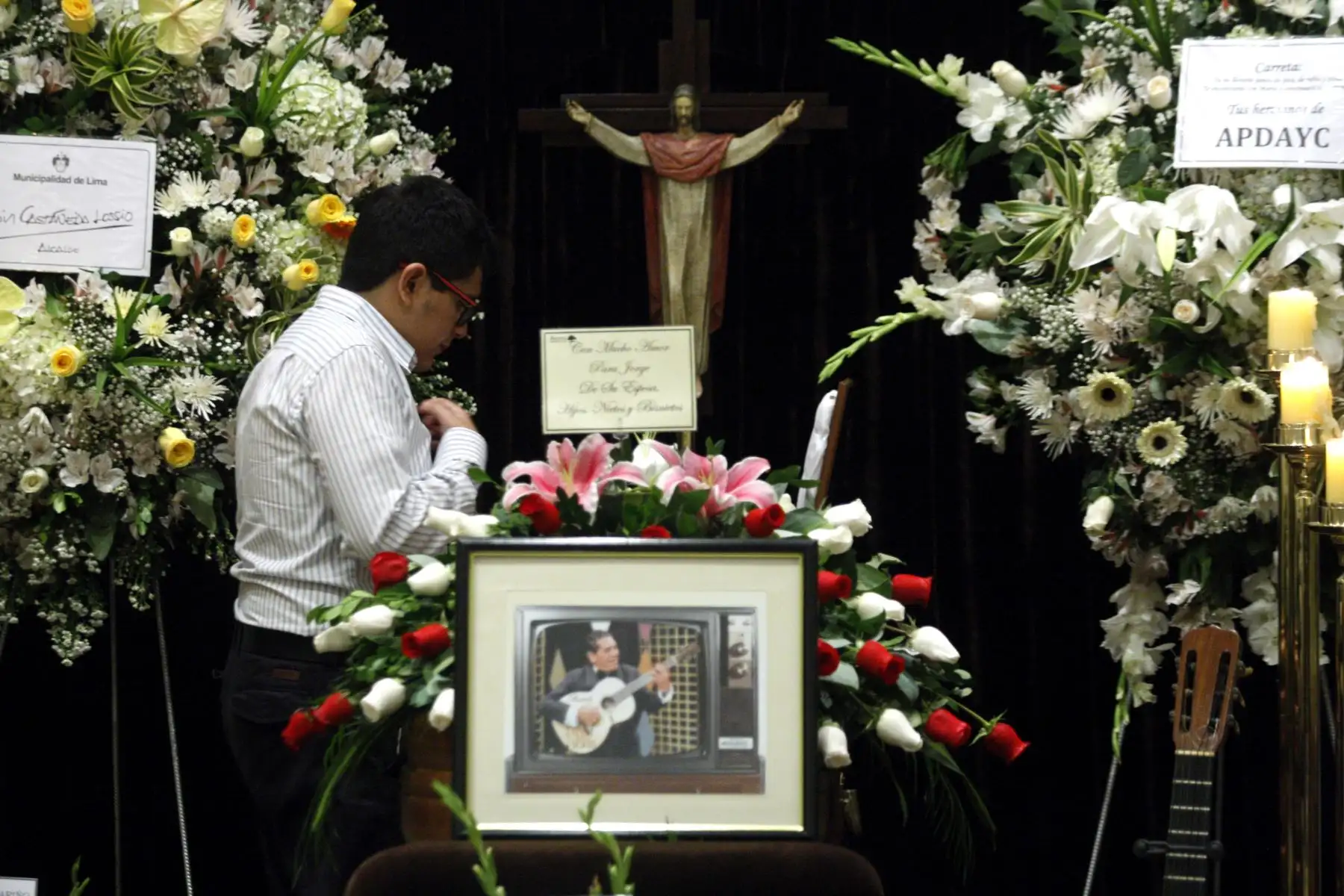 Restos del cantante criollo Jorge "El Carreta" Pérez son velados  en la Iglesia Sagrado Corazón de Jesús de  Surco. FOTO ANDINA/Eddy Ramos.