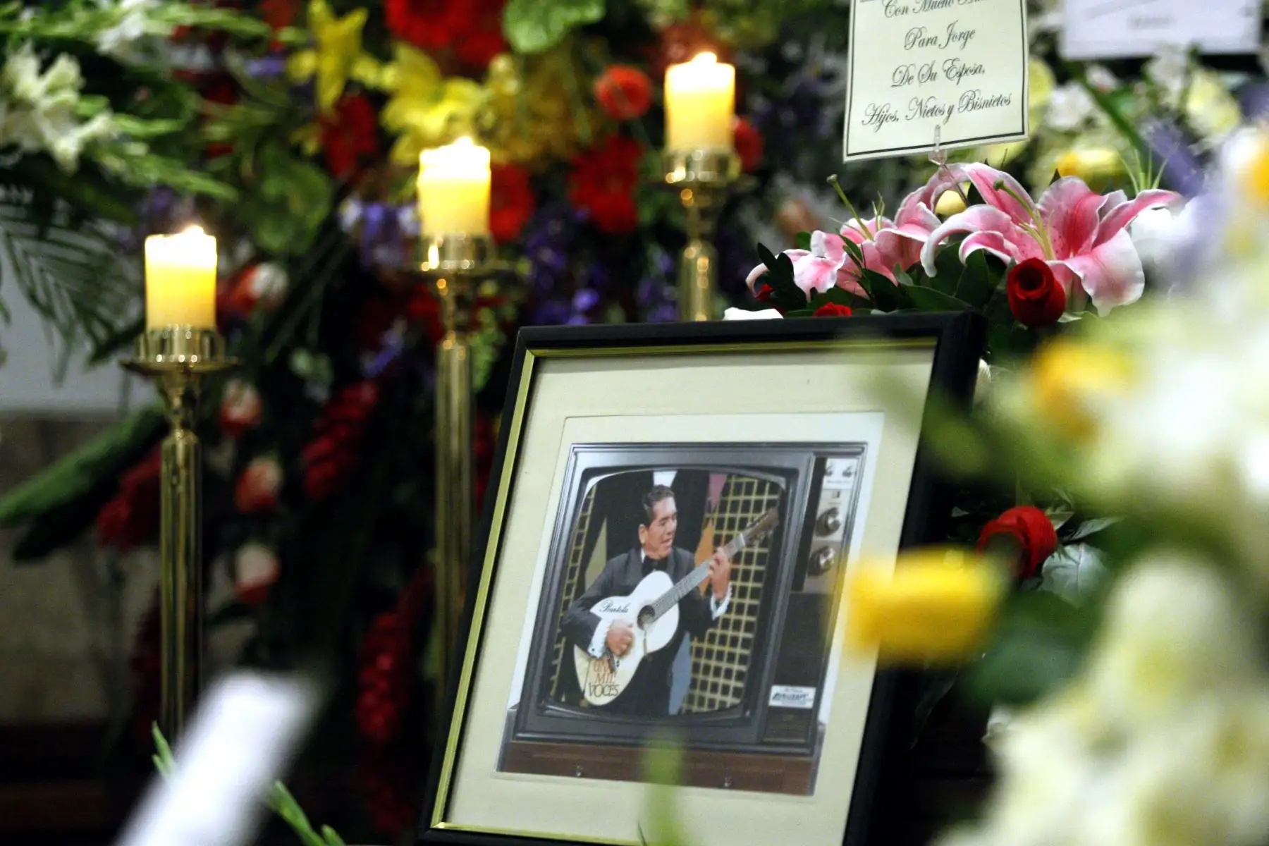 Restos del cantante criollo Jorge "El Carreta" Pérez son velados  en la Iglesia Sagrado Corazón de Jesús de  Surco. FOTO ANDINA/Eddy Ramos.