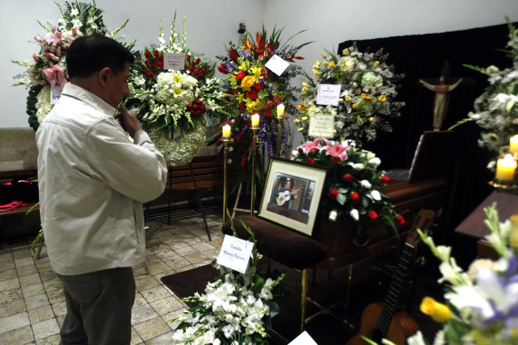 Restos del cantante criollo Jorge "El Carreta" Pérez son velados  en la Iglesia Sagrado Corazón de Jesús de  Surco. FOTO ANDINA/Eddy Ramos.