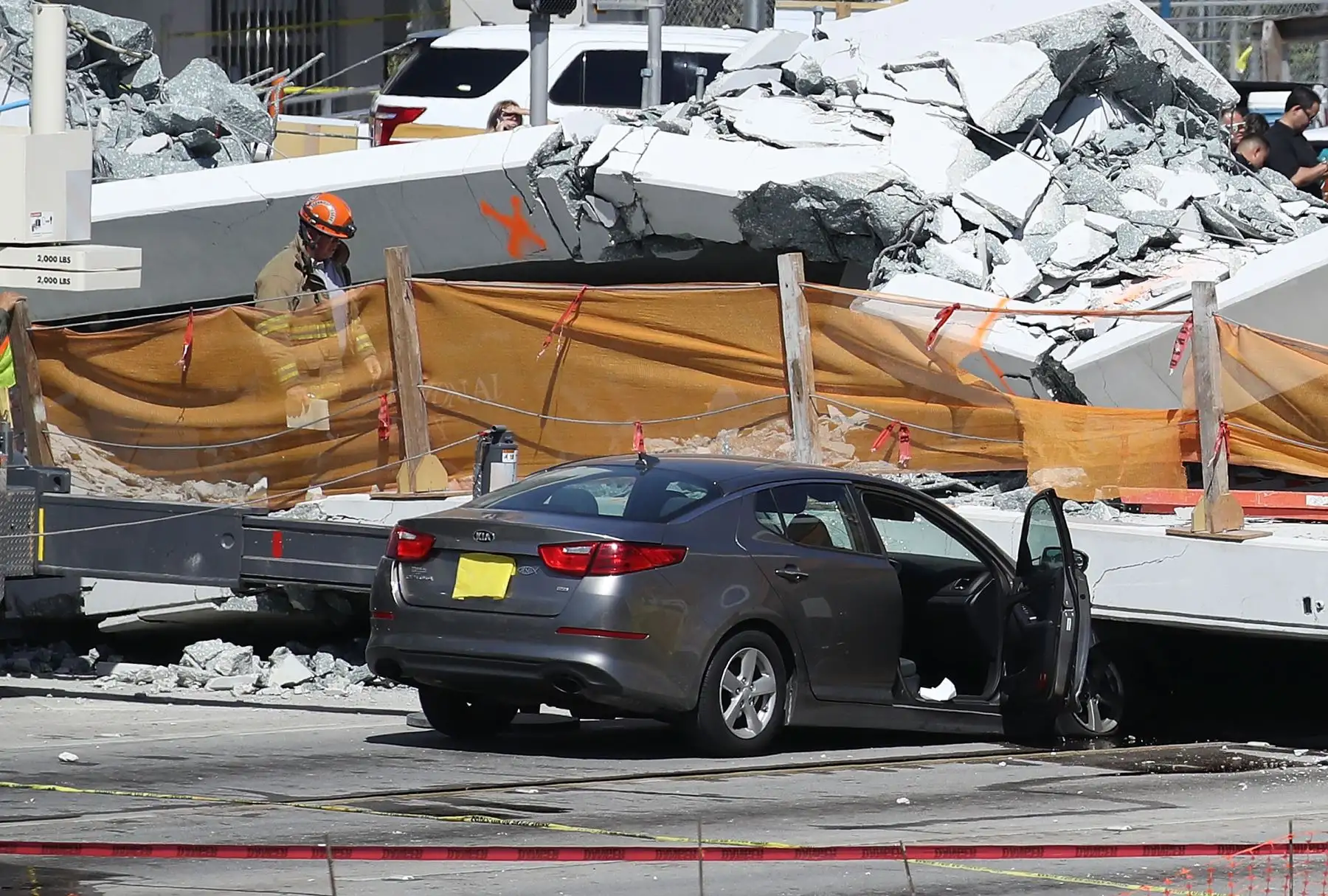 Puente peatonal se derrumbó pocos días después de que se construyó en Miami, Florida. Foto: AFP