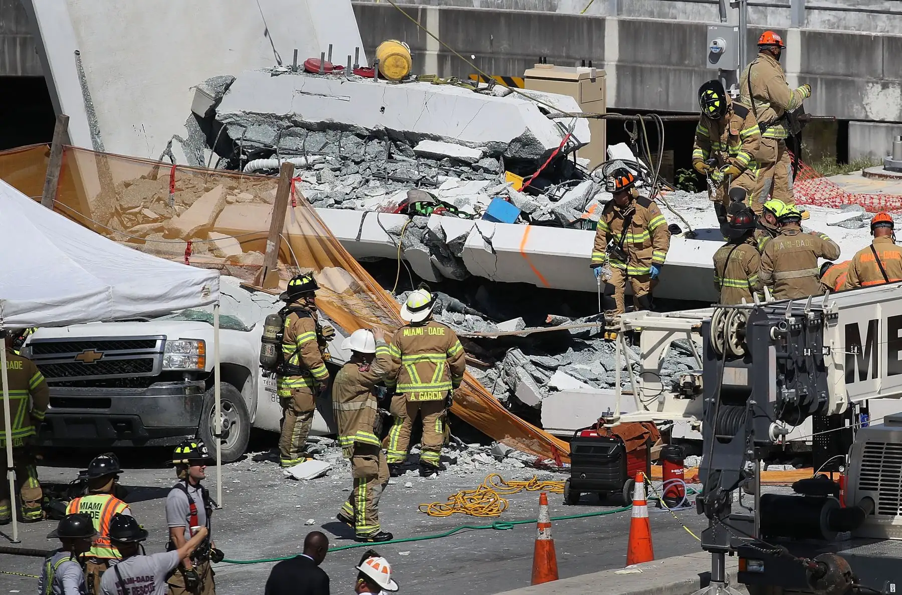 Puente peatonal se derrumbó pocos días después de que se construyó en Miami, Florida. Foto: AFP