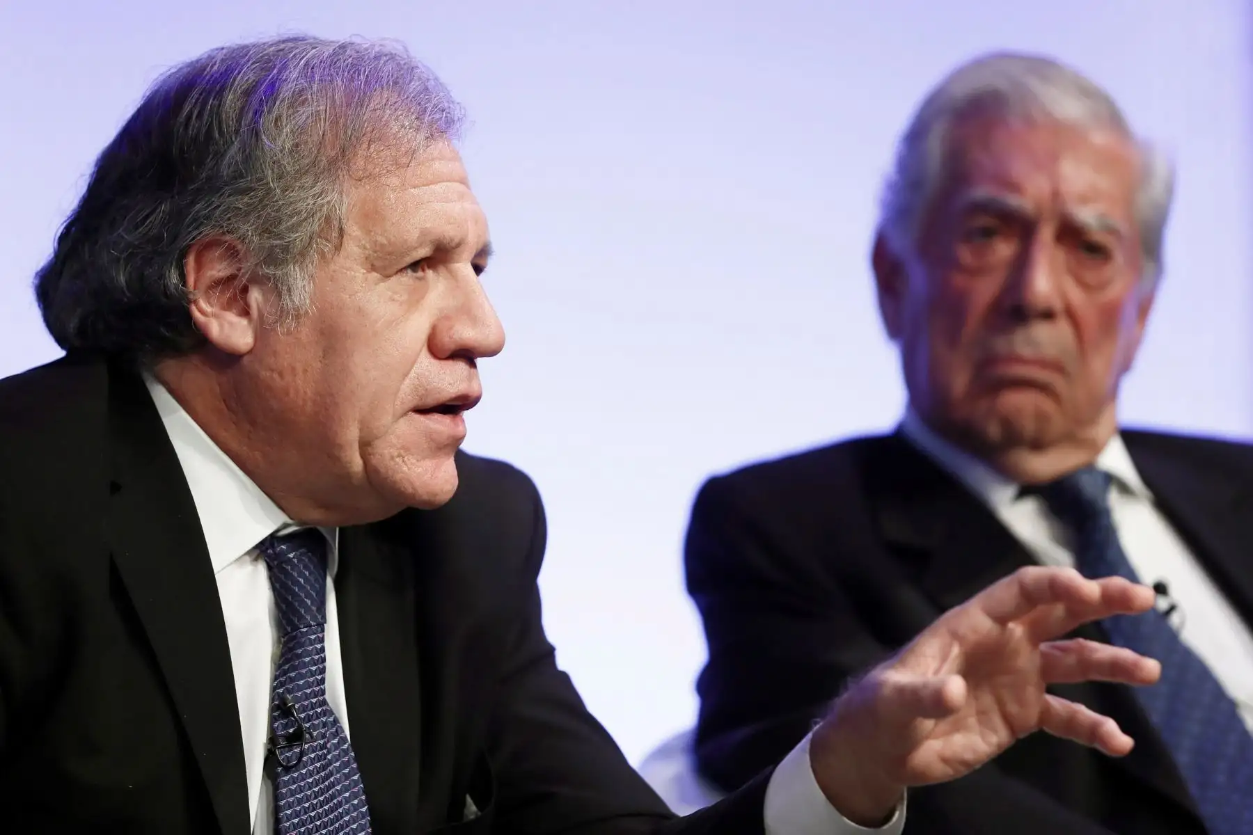 Luis Almagro, secretario gral. de la OEA, y Vargas Llosa. Foto: EFE