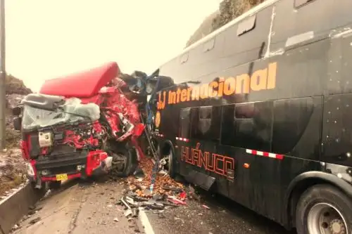 Choque frontal de bus y camión deja más de 10 heridos en Pasco. ANDINA