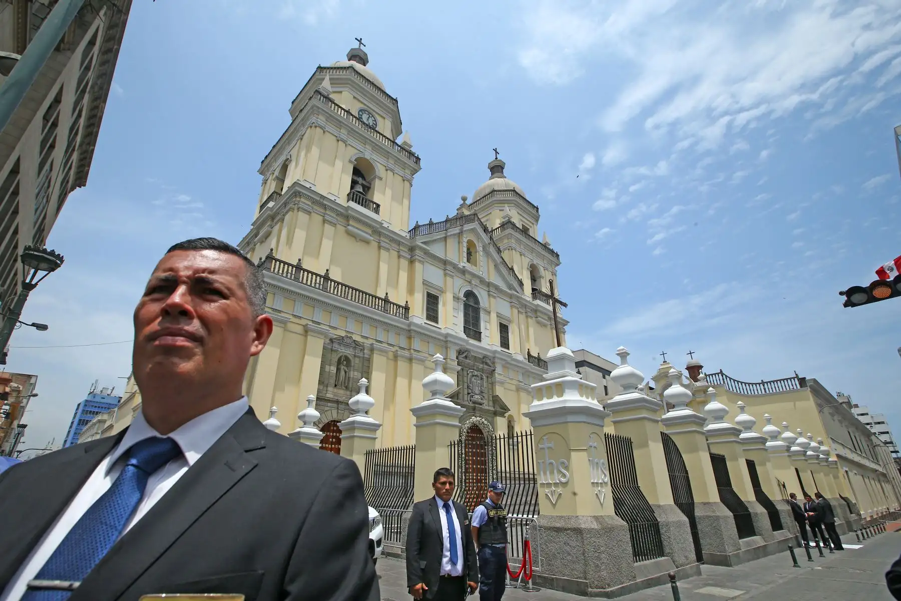 Un gran despliegue de seguridad se observa en los alrededores de la Basílica de San Pedro, donde se realizó la boda real. Foto: ANDINA/Melina Mejía.