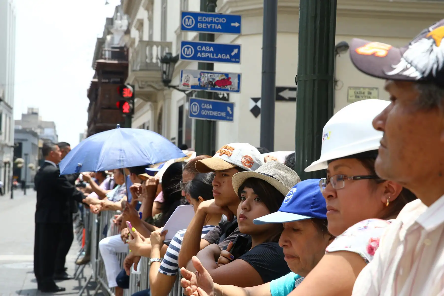 Muchas personas se aglomeran en los alrededores de la iglesia para ver a la famosa pareja. Foto: ANDINA/Melina Mejía.