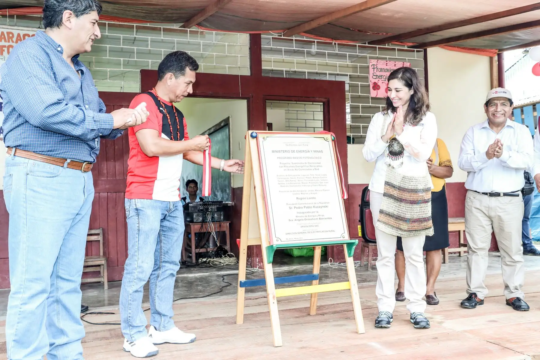 La ministra de Energía y Minas, Angela Grossheim, inauguró las obras de electrificación fotovoltaica ejecutadas en más de 80 comunidades de la región Loreto, que recibirán, por primera vez, energía eléctrica continua. (Foto: ANDINA/Difusión)