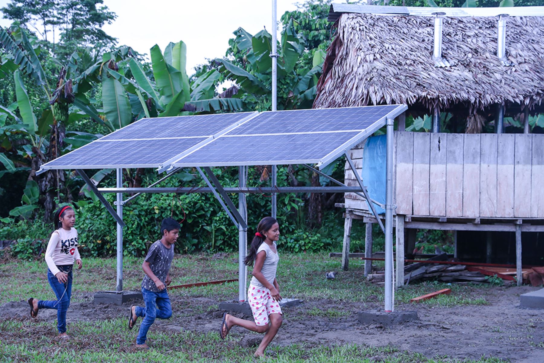 El MEM continuará trabajando en la región Loreto con el objetivo de lograr que para el 2019 un total de 12,000 familias puedan contar con el servicio de energía fotovoltaica.