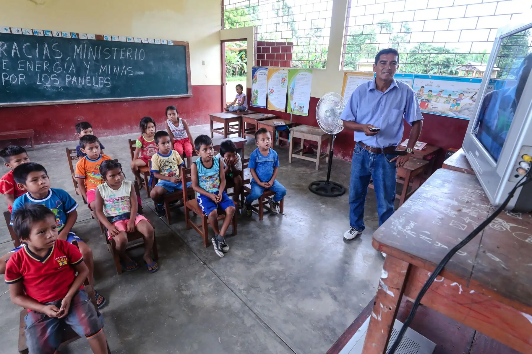 El colegio N° 60300 de la localidad de Miraflores, distrito de Mazán, Loreto, es la primera escuela de la Amazonía en contar con un sistema de paneles solares que le permitirá abastecerse de electricidad y con ello potenciar el desarrollo educativo de sus estudiantes.