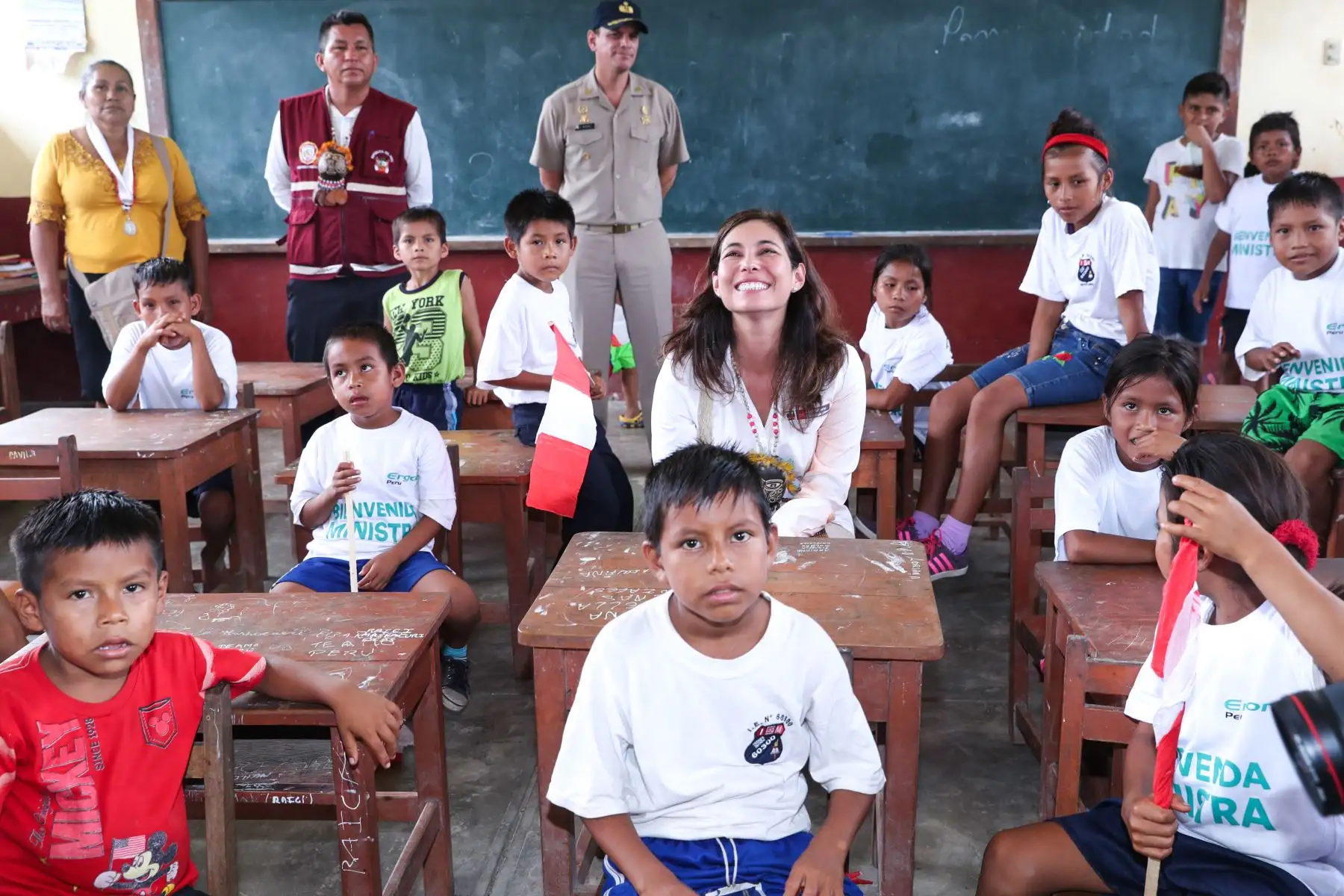 La ministra Angela Grossheim hizo entrega de las obras al director de la escuela, quien agradeció el apoyo del gobierno para continuar impulsando el aprendizaje de los menores.