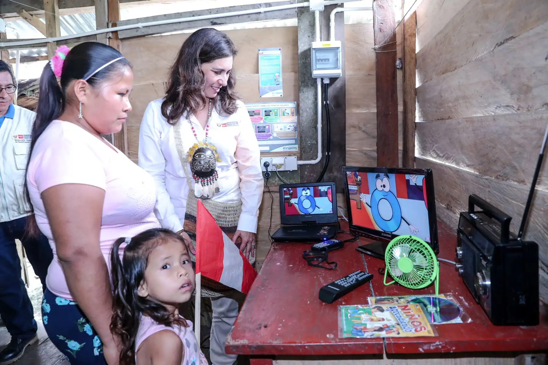 Durante su discurso, la titular del MEM enfatizó en que esta obra marca el comienzo de la iniciativa “Perú Electrificado”, que busca poner en relevancia la llegada de la electricidad a las zonas rurales, especialmente a los centros educativos. Agregó que esta campaña continuará replicándose en las diferentes partes del país que hasta el momento carezcan de energía eléctrica.