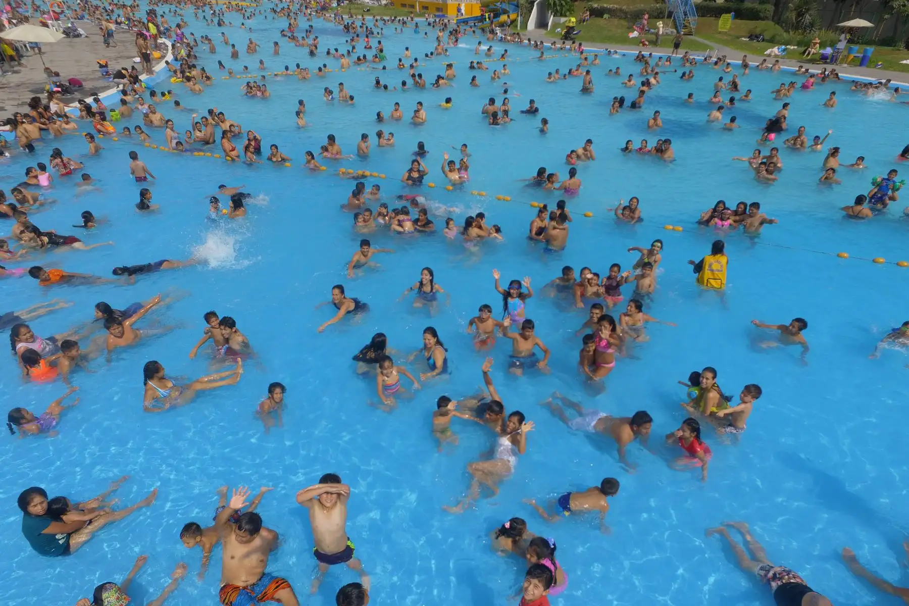 Pese a estar cerca el fin de la estación de verano, miles de jóvenes y adultos continúan disfrutado de las grandes piscinas del club zonal Sinchi Roca, en Comas, para aplacar el calor. Foto: ANDINA/Jhony Laurente